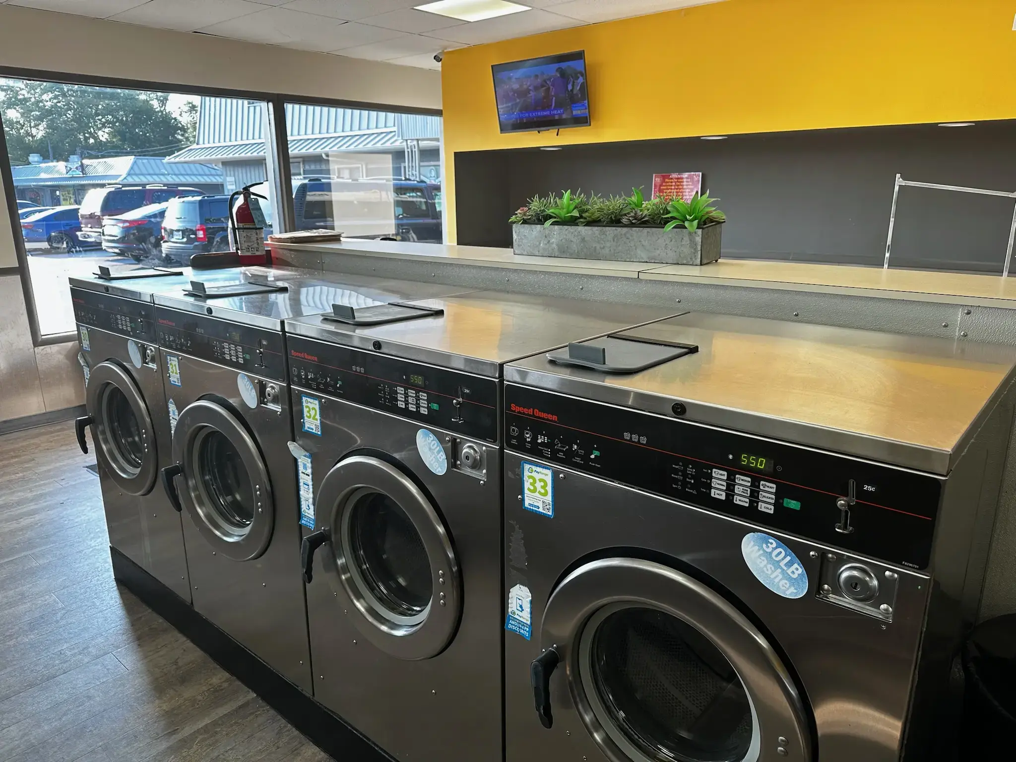 Busy B Laundromat Chicago Heights thumbnail 2