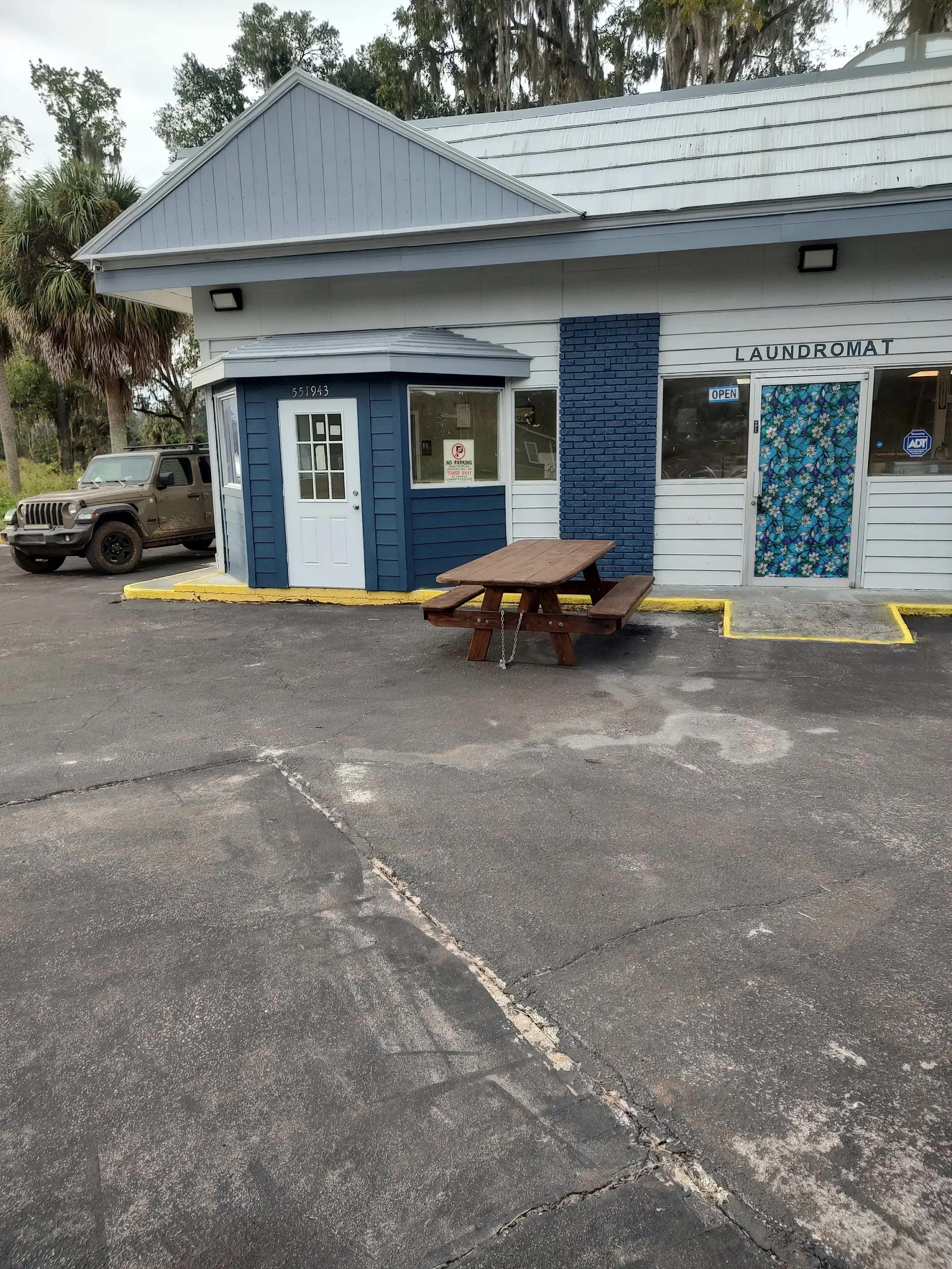 Busy Bee's Laundromat - Image 15