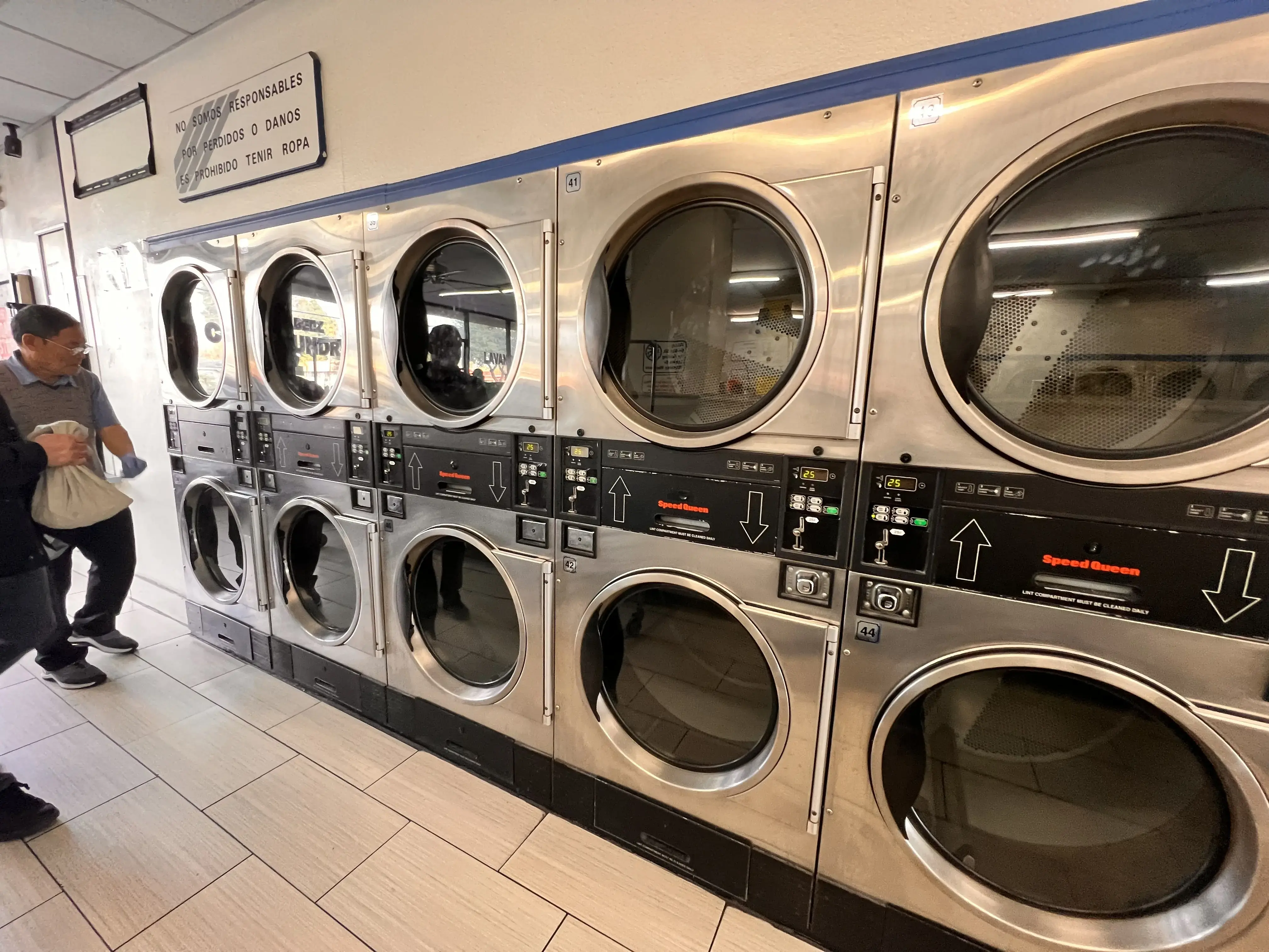 Busy Beez Coin Laundry thumbnail 2