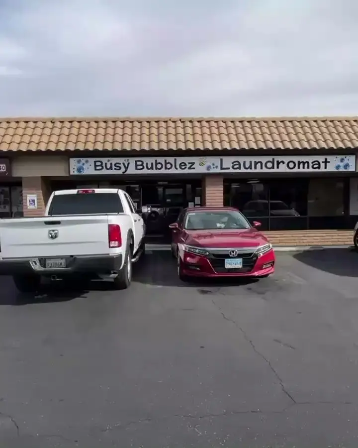 Busy Bubblez Laundromat - Image 2