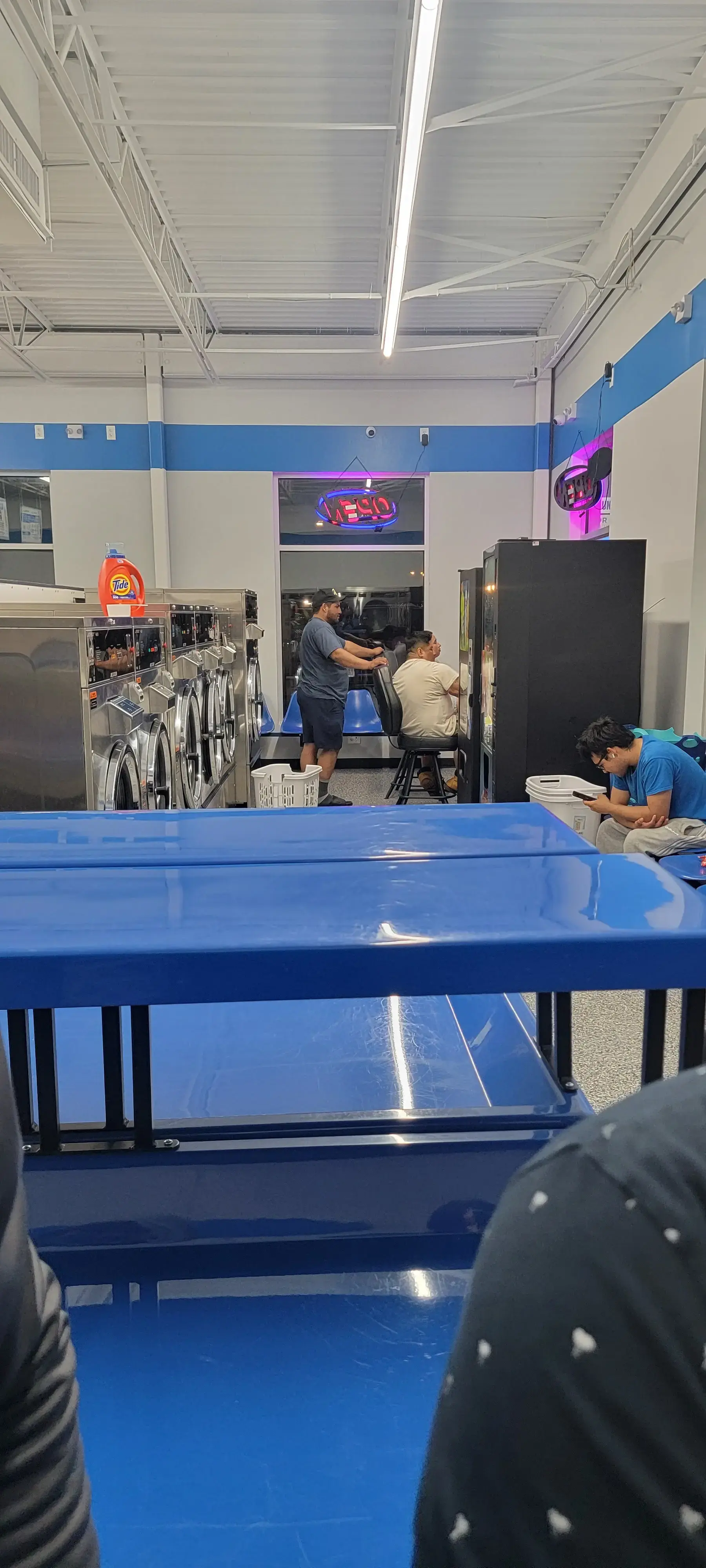 Buzz Thru Laundromat thumbnail 7