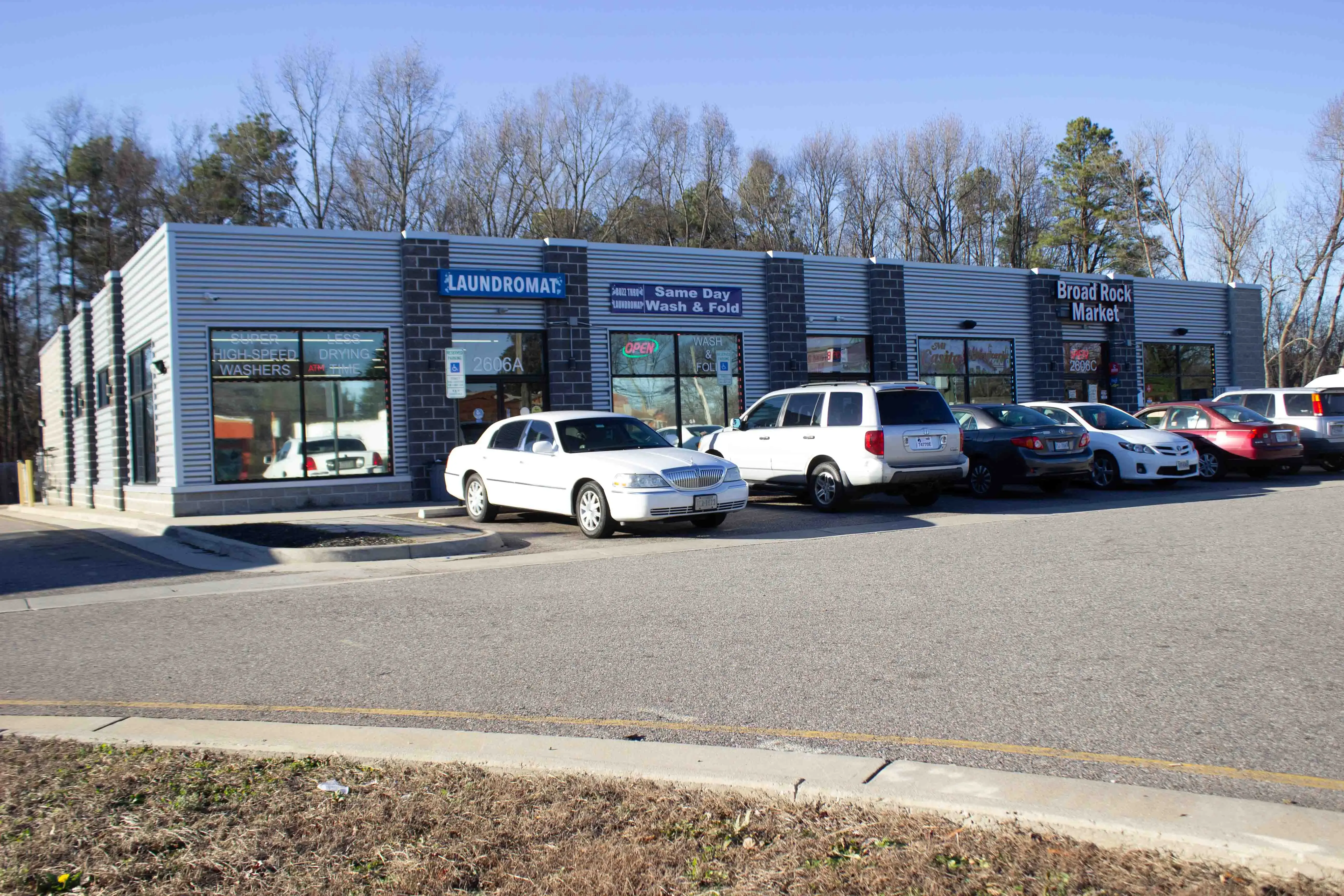 Buzz Thru Laundromat - Image 12