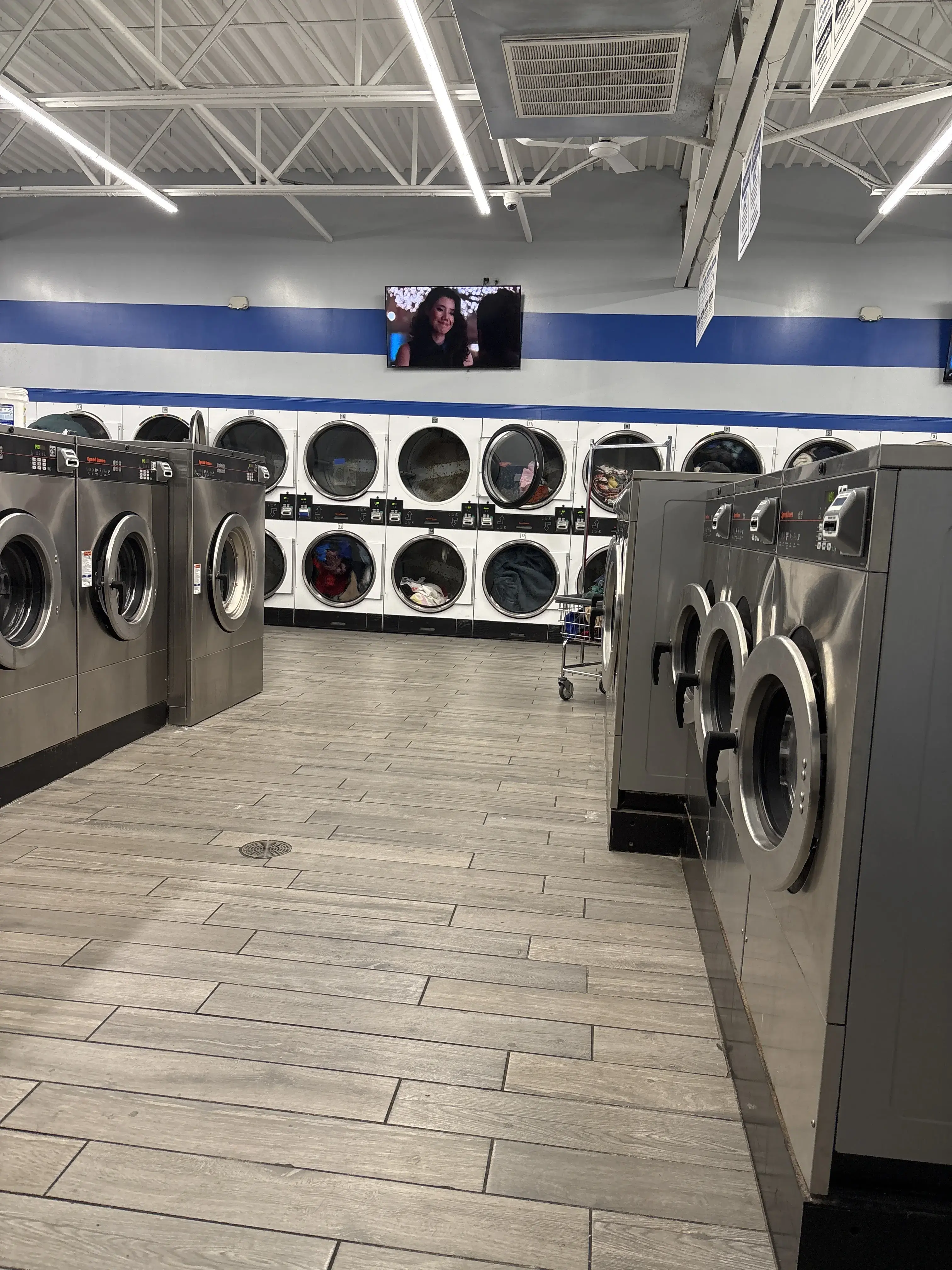 Buzz Thru Laundromat - Image 15