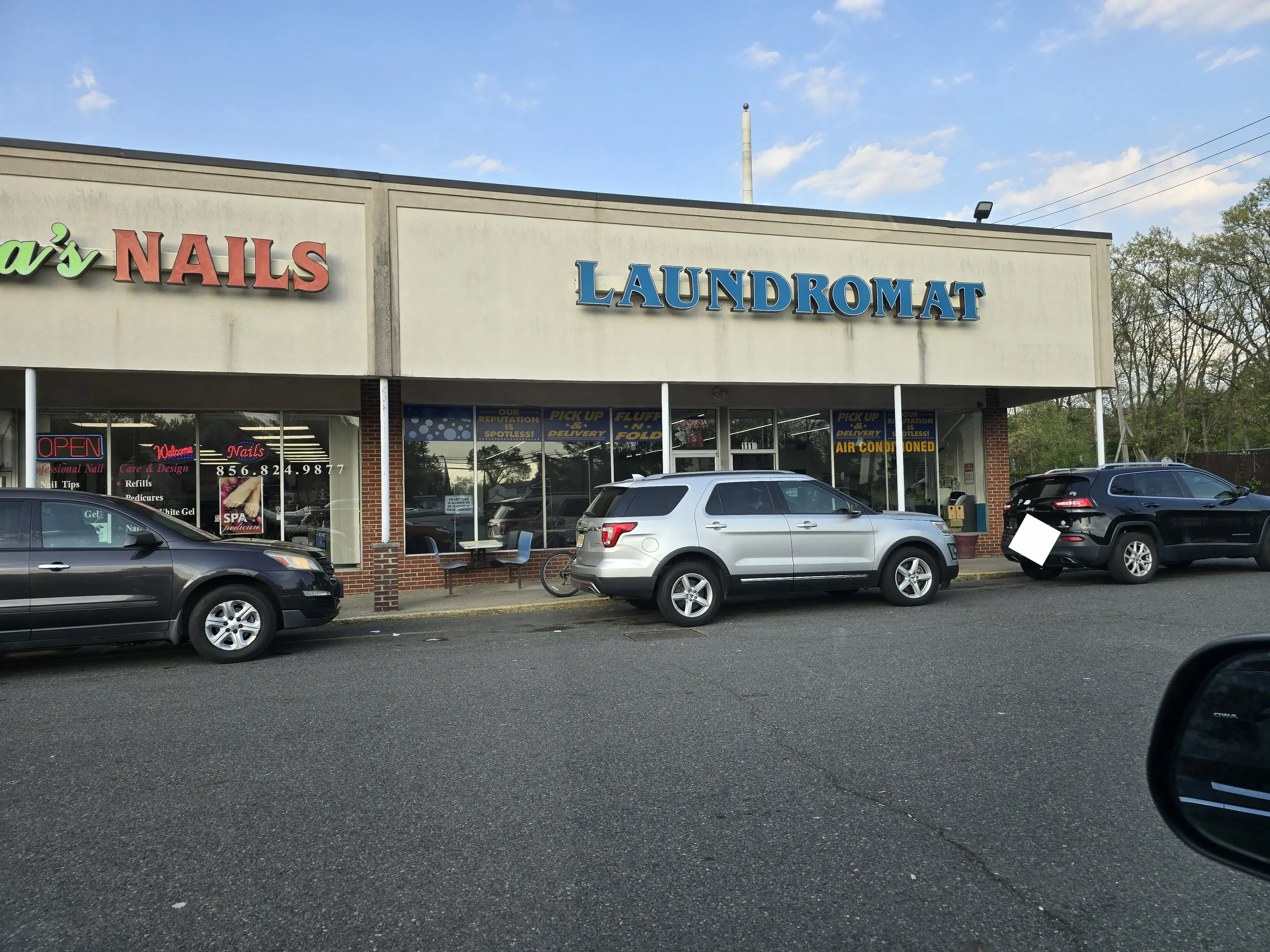 C & R Laundromats & Laundry Service - Image 6