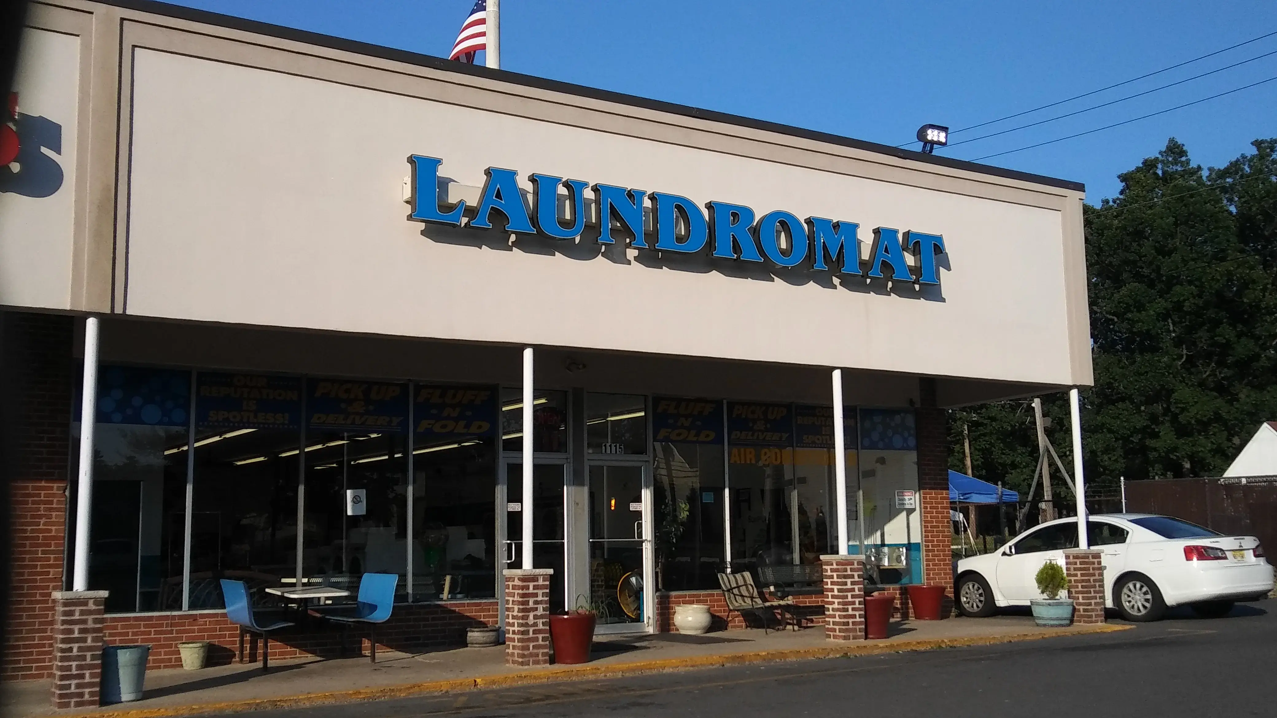 C & R Laundromats & Laundry Service thumbnail 3