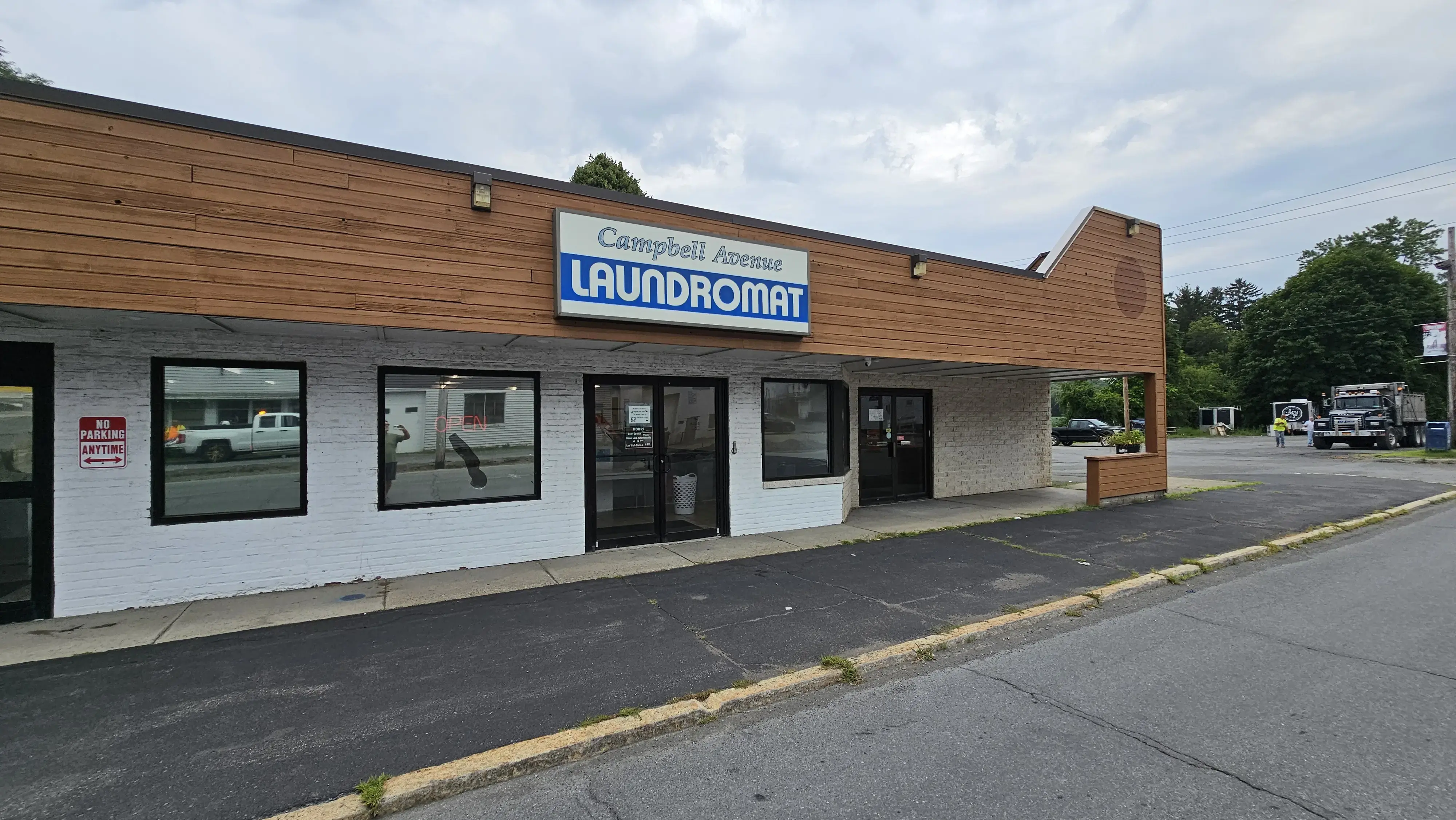 Campbell Ave Laundromat - Image 19