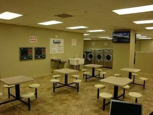 Canal Laundry - Image 11