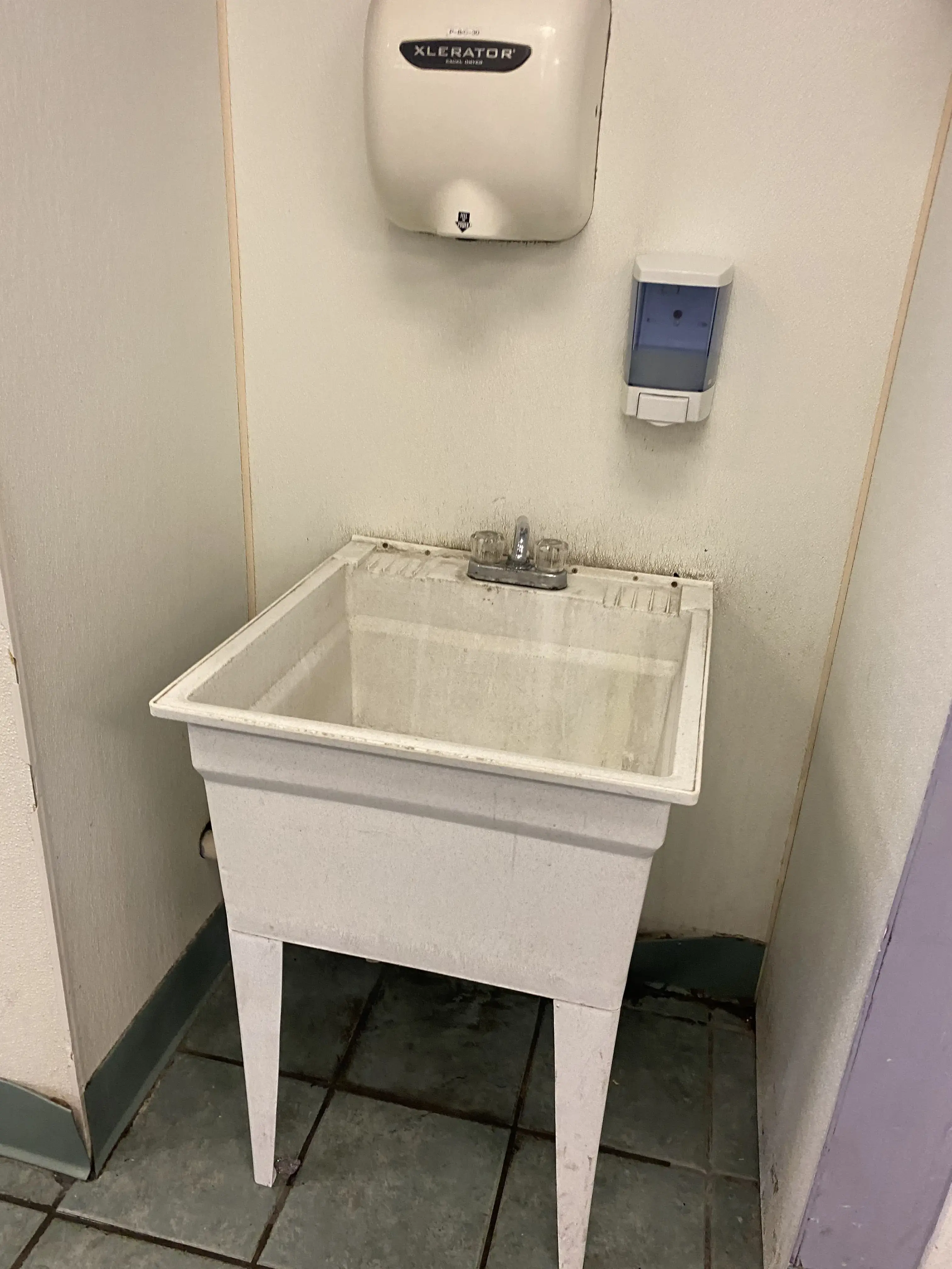 Carriage House Coin Laundry - Image 20