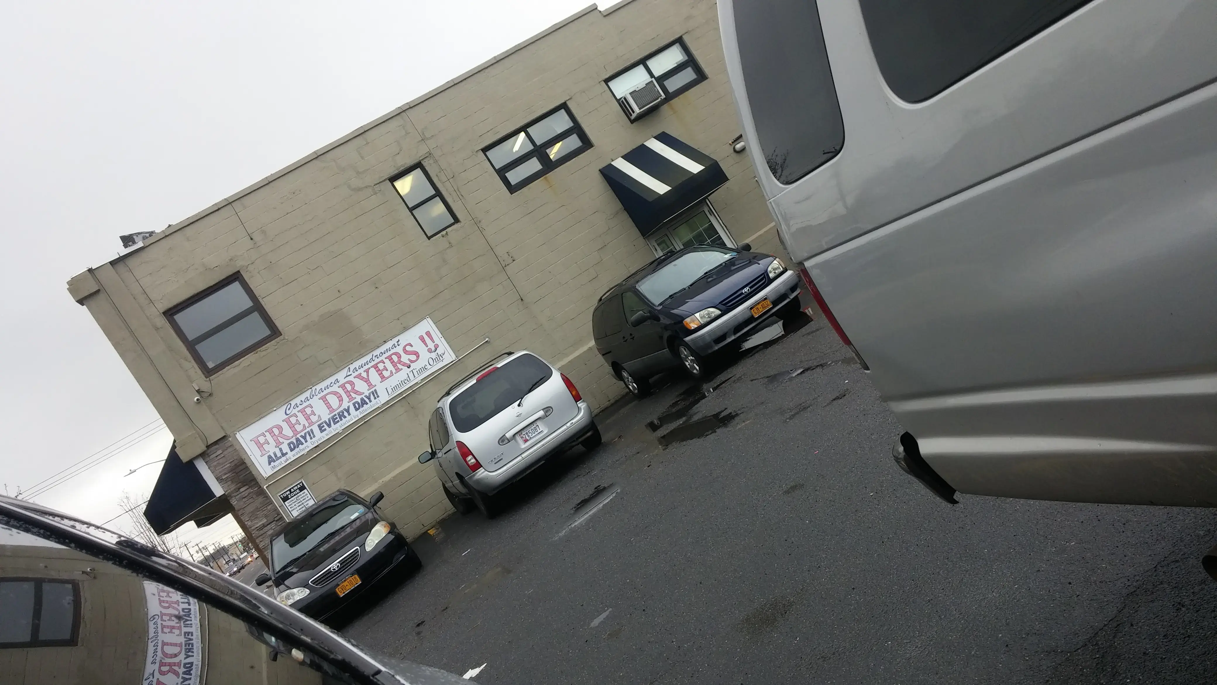 Casablanca Laundromat thumbnail 3