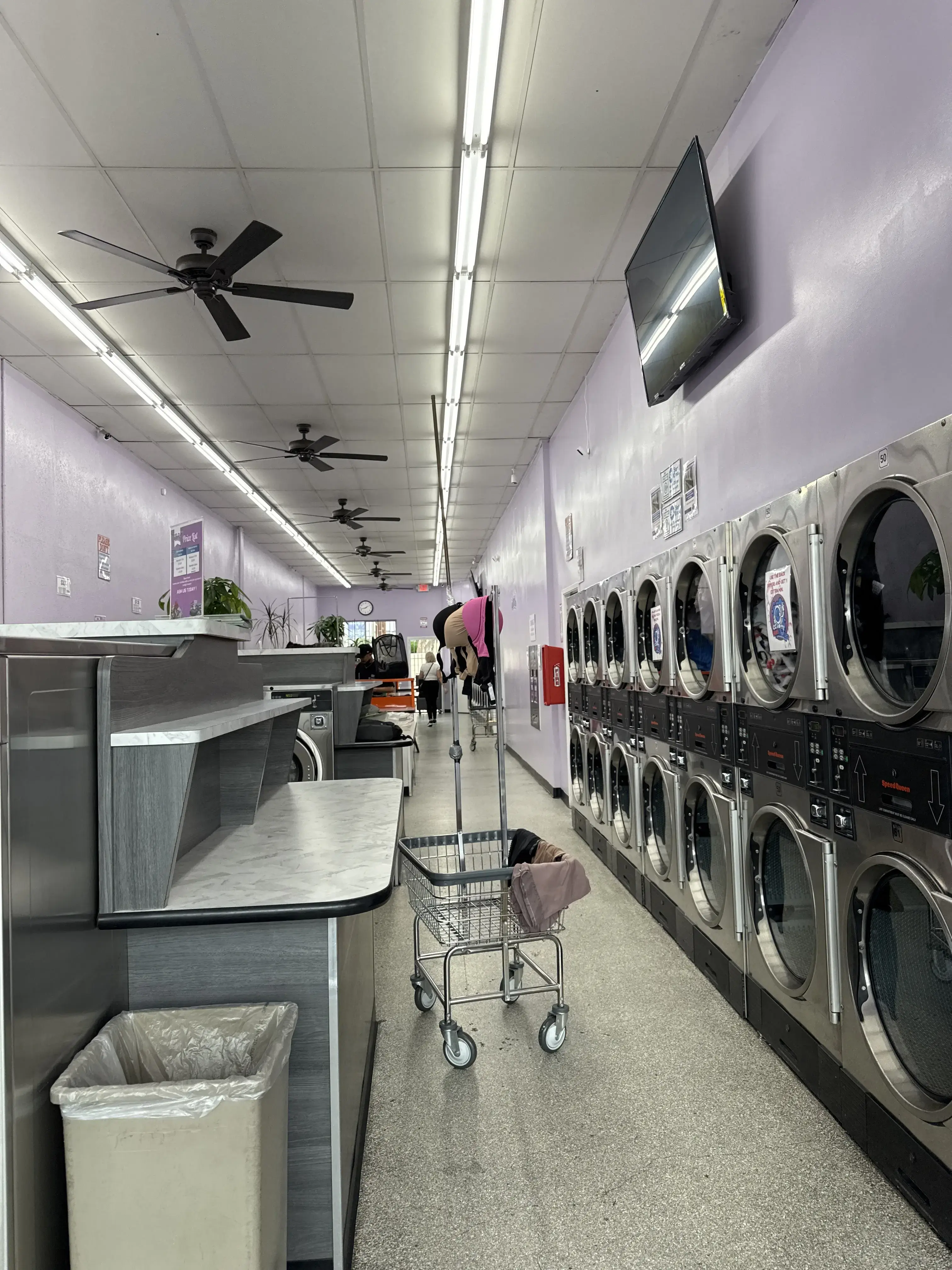 CC's Wash House Laundromat - Lavanderia - Image 1