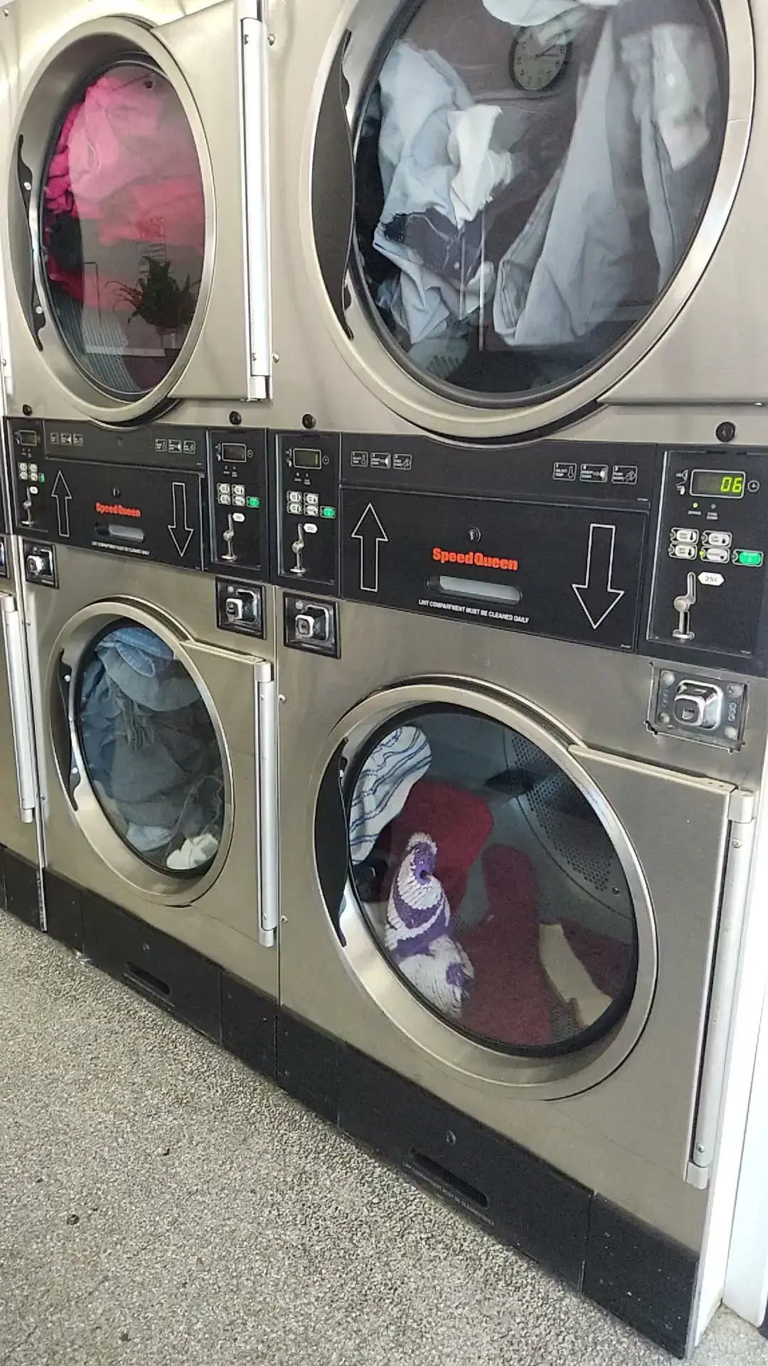 CC's Wash House Laundromat - Lavanderia thumbnail 2