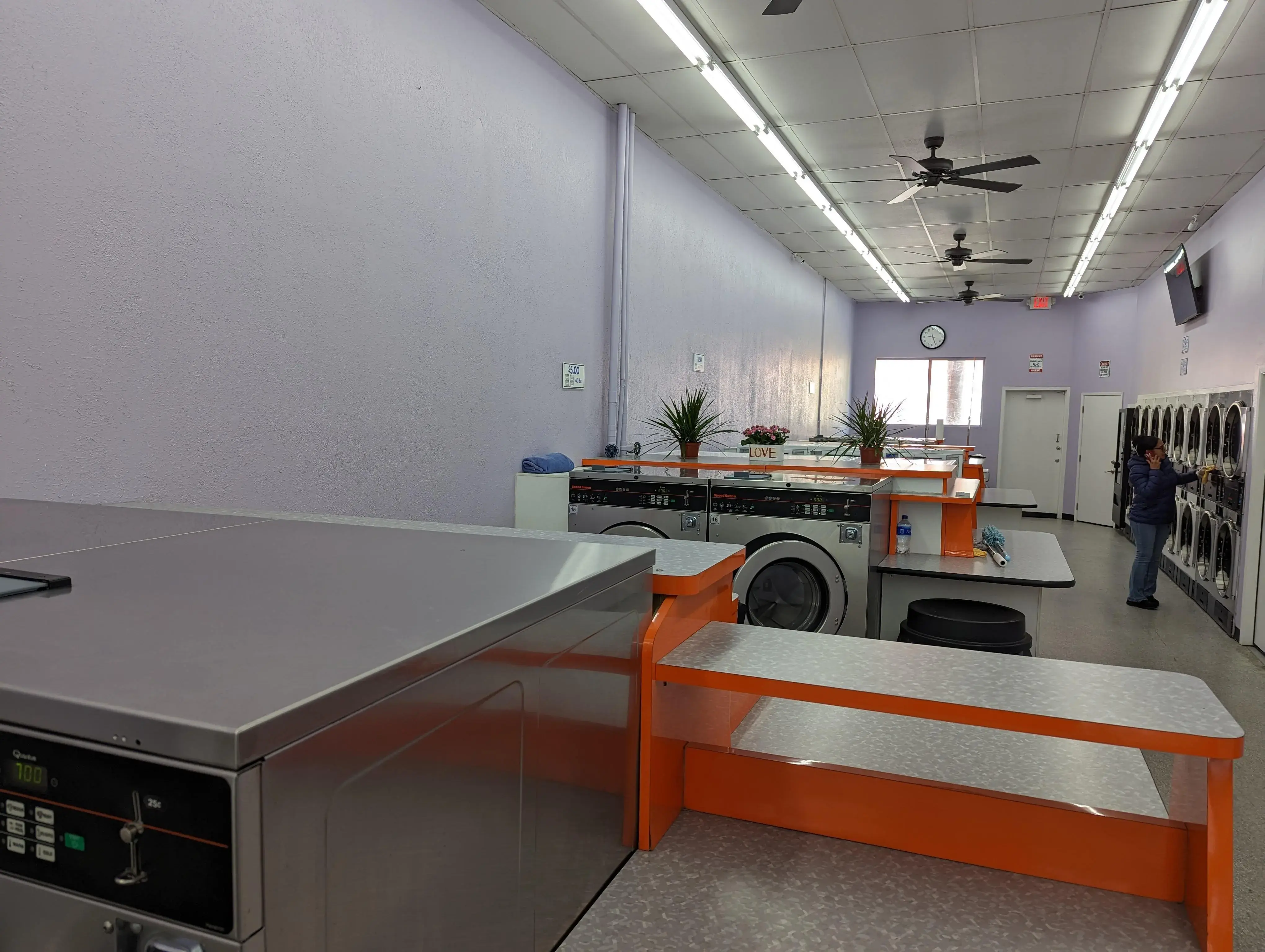 CC's Wash House Laundromat - Lavanderia - Image 9