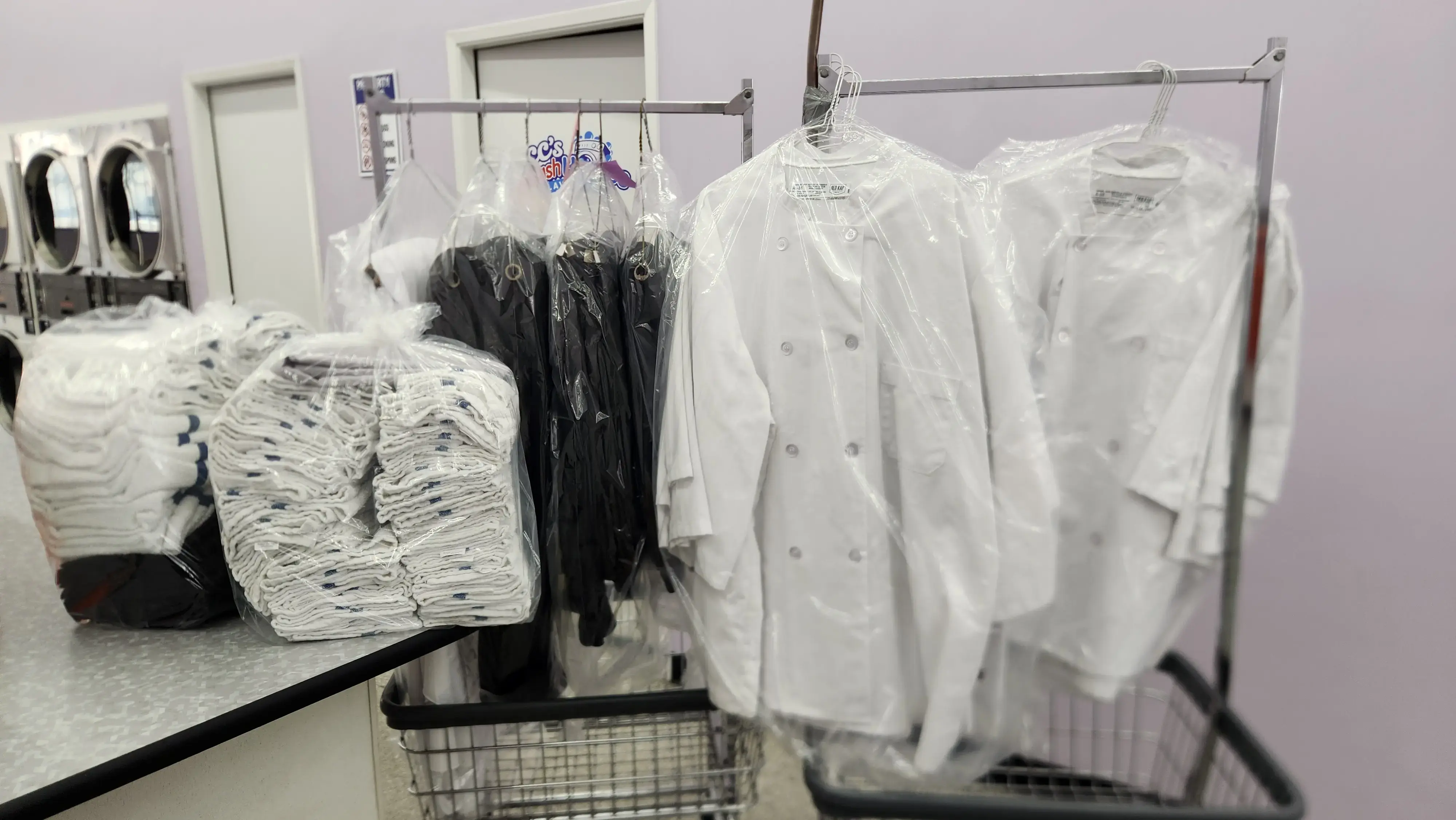 CC's Wash House Laundromat - Lavanderia thumbnail 3