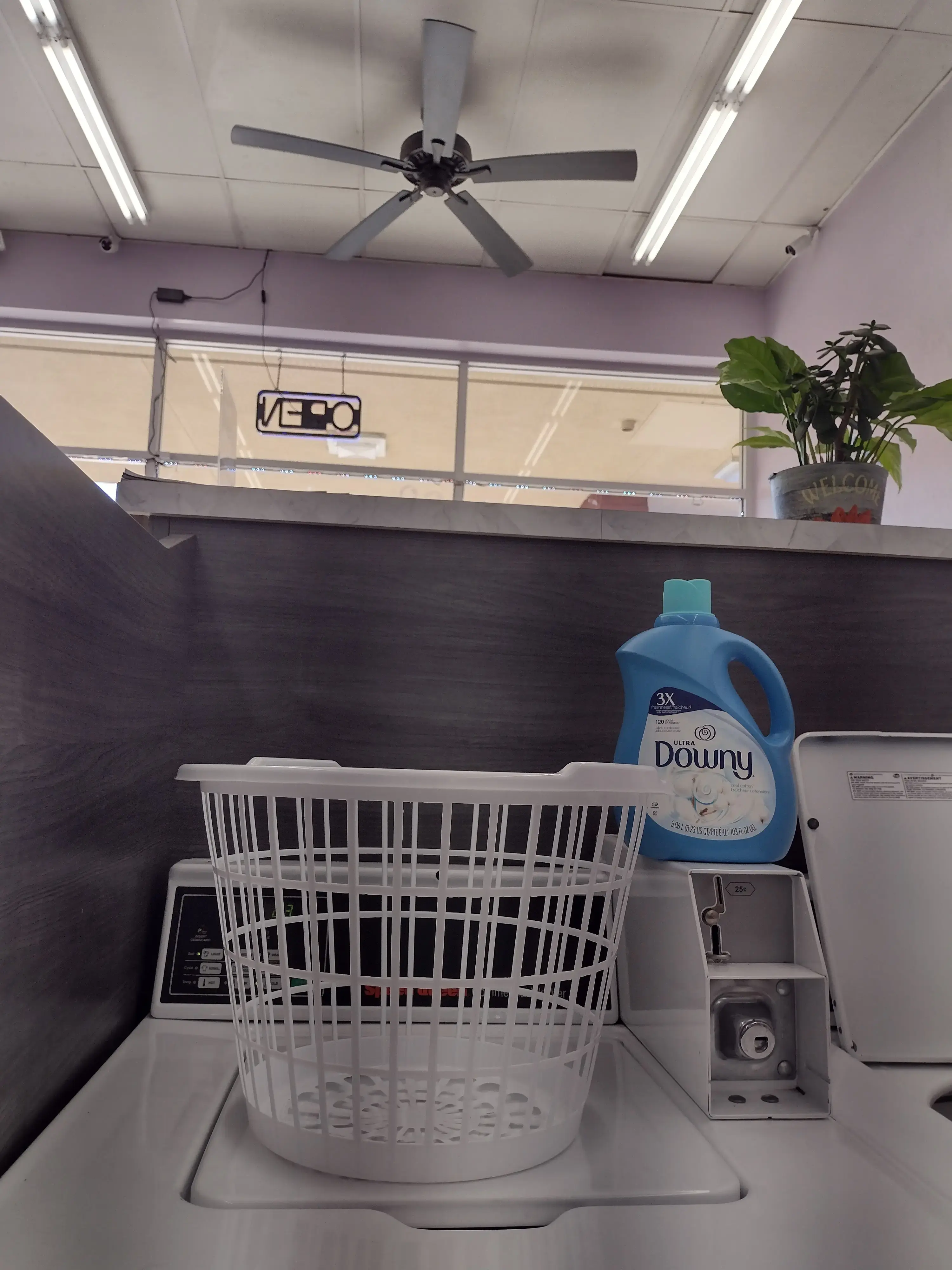 CC's Wash House Laundromat - Lavanderia thumbnail 14