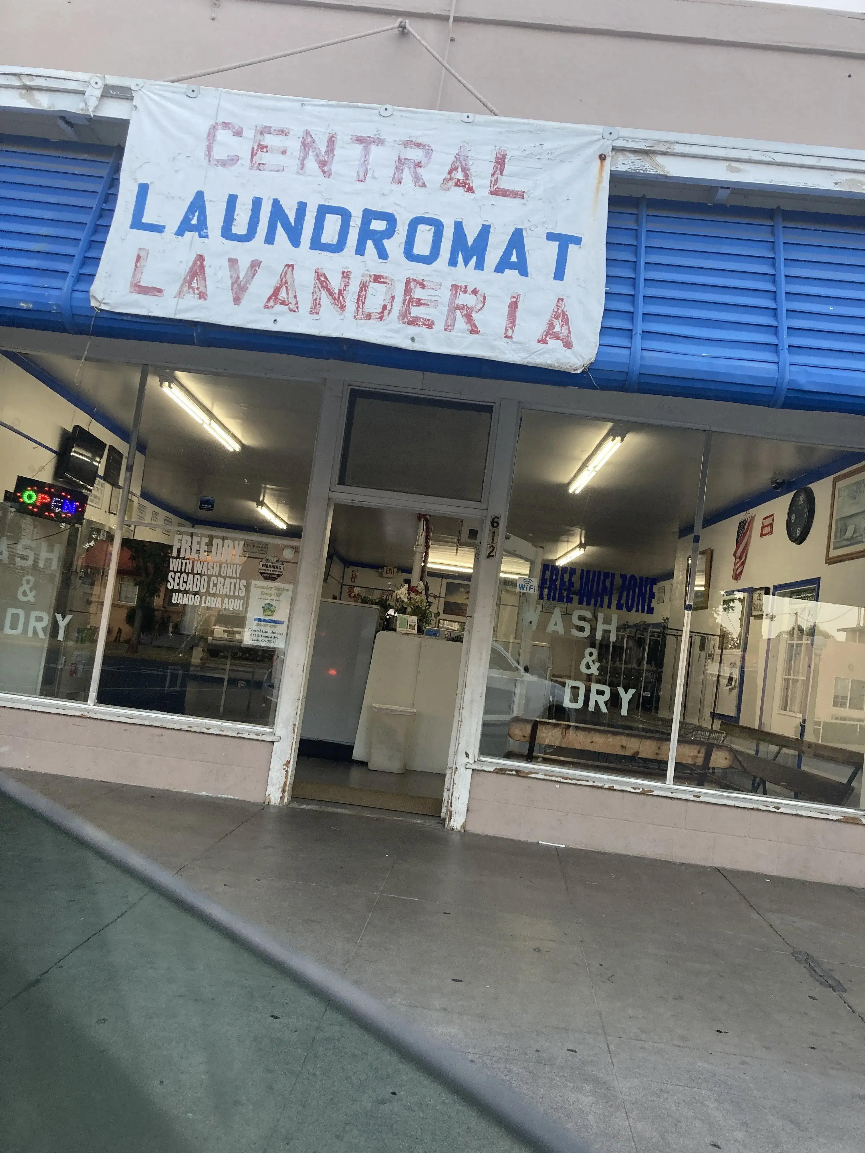 Central Laundromat - Image 5