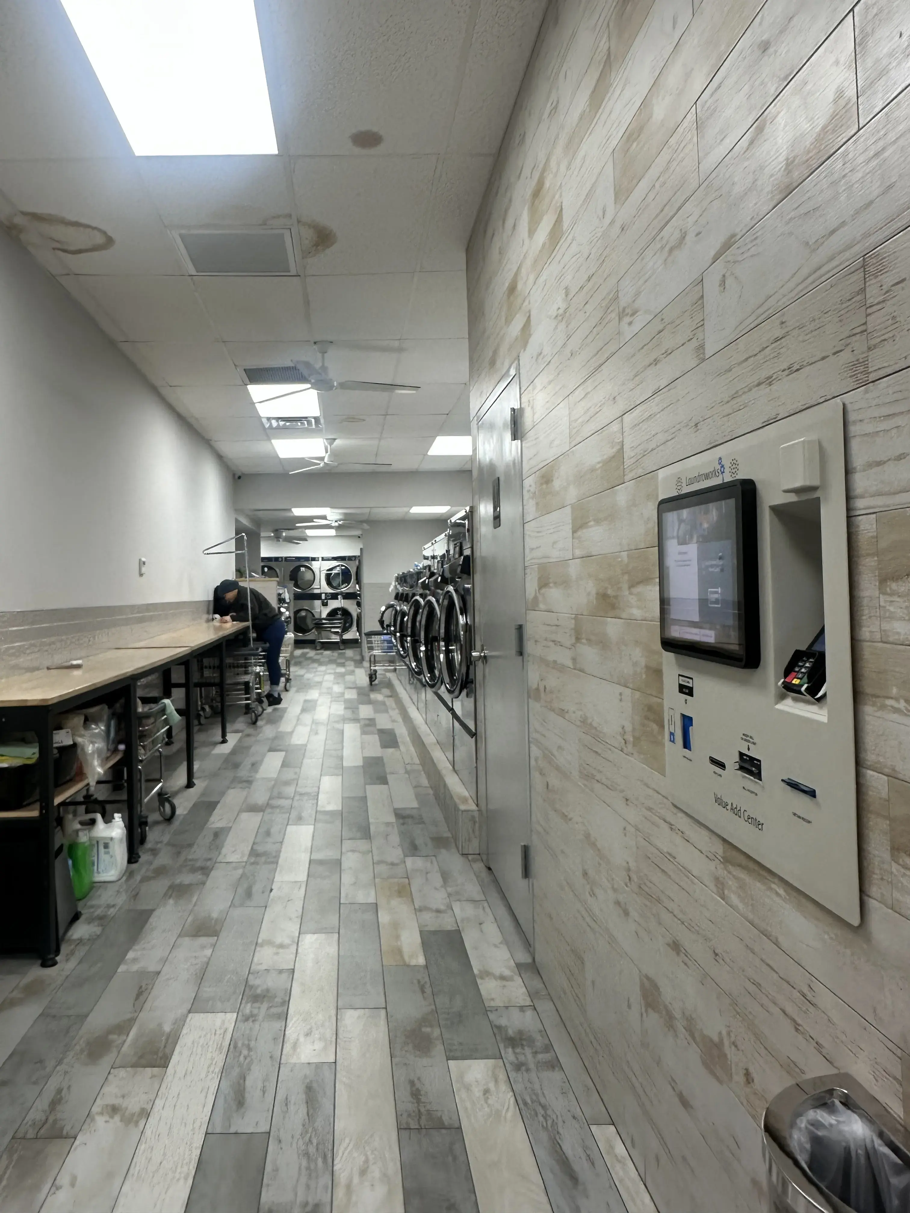 Central Wash Laundromat - Image 11