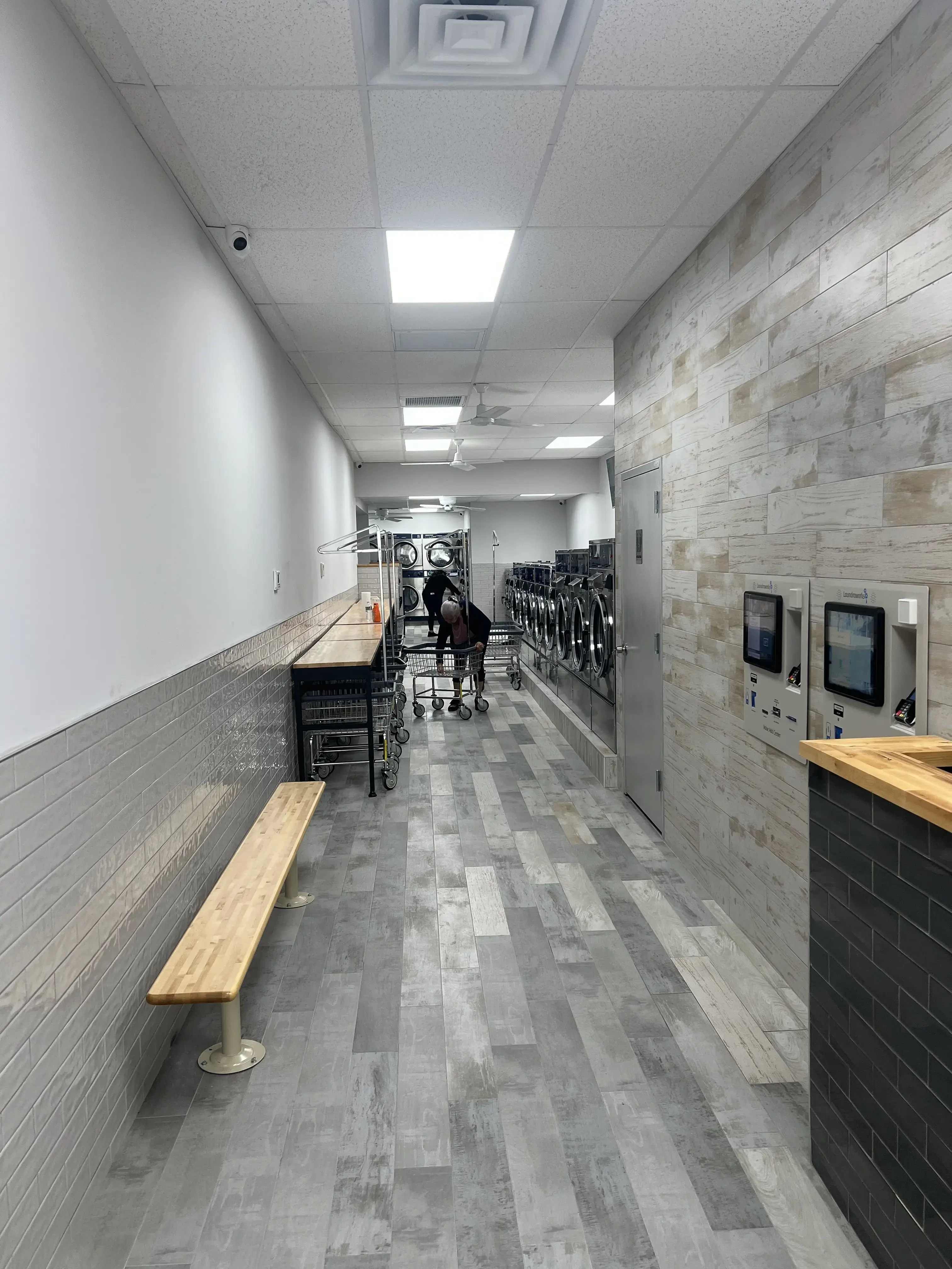 Central Wash Laundromat - Image 14