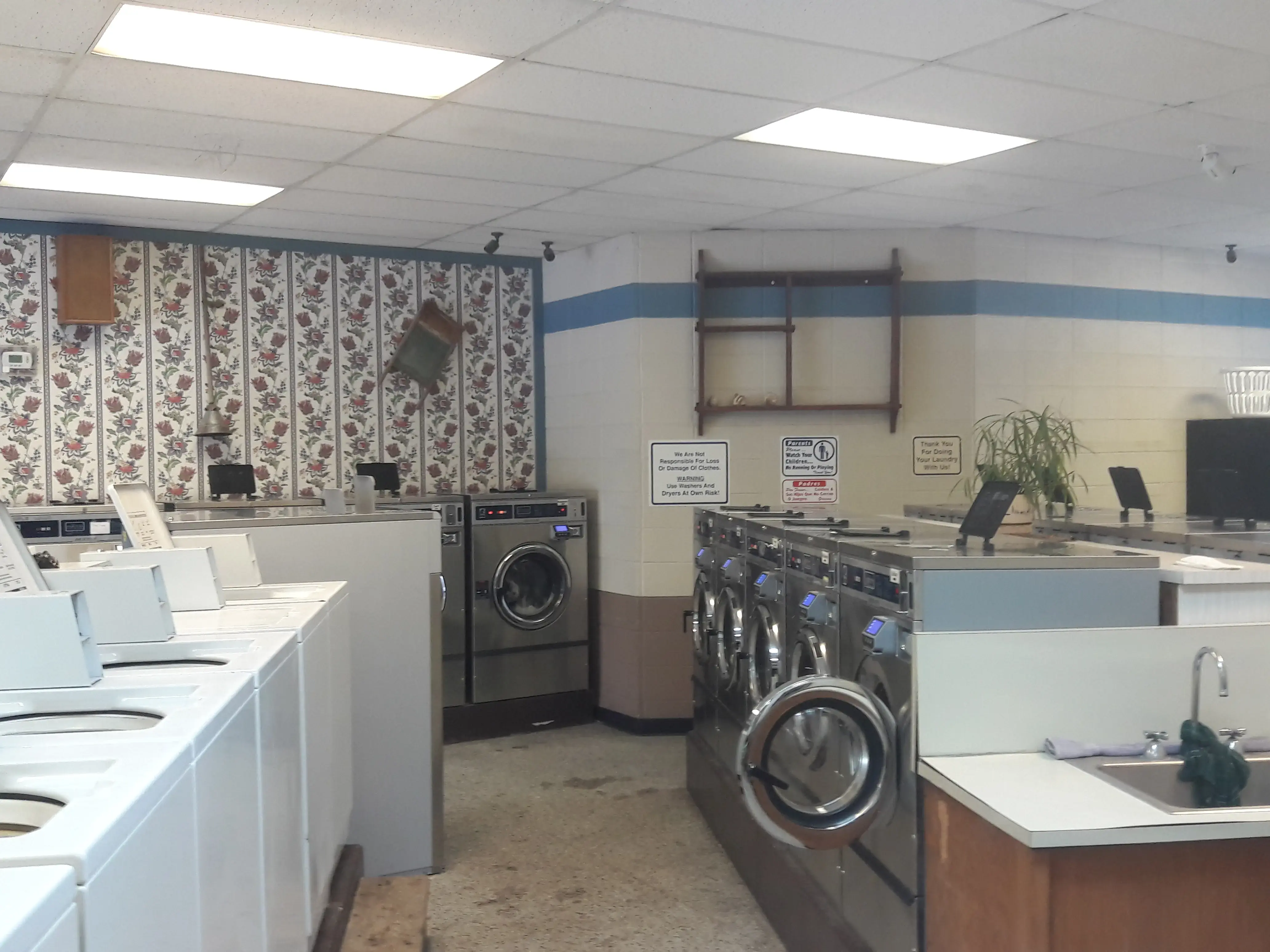 Champlin's Best Laundromat - Image 12