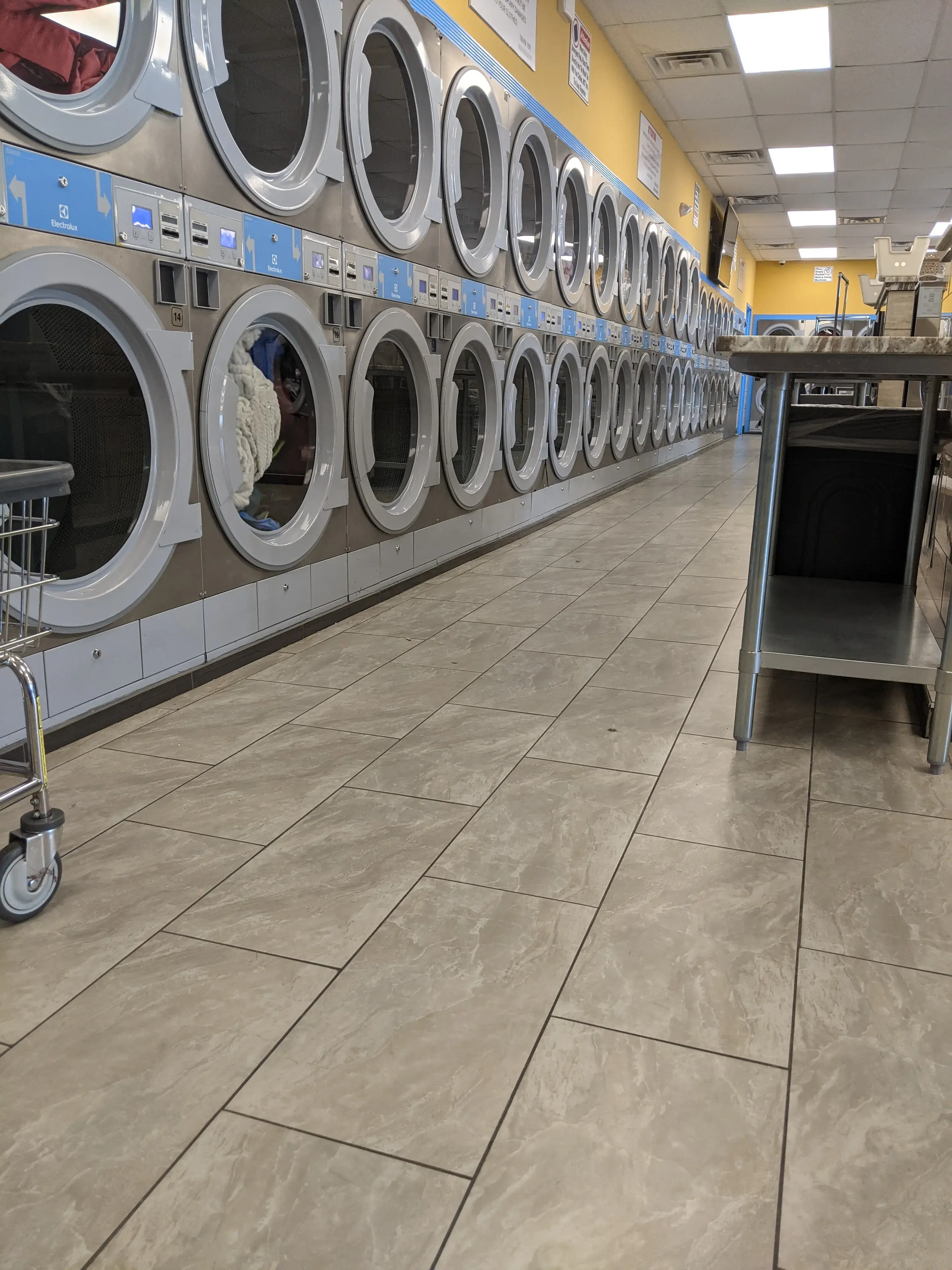 Chanan's Laundromat thumbnail 12
