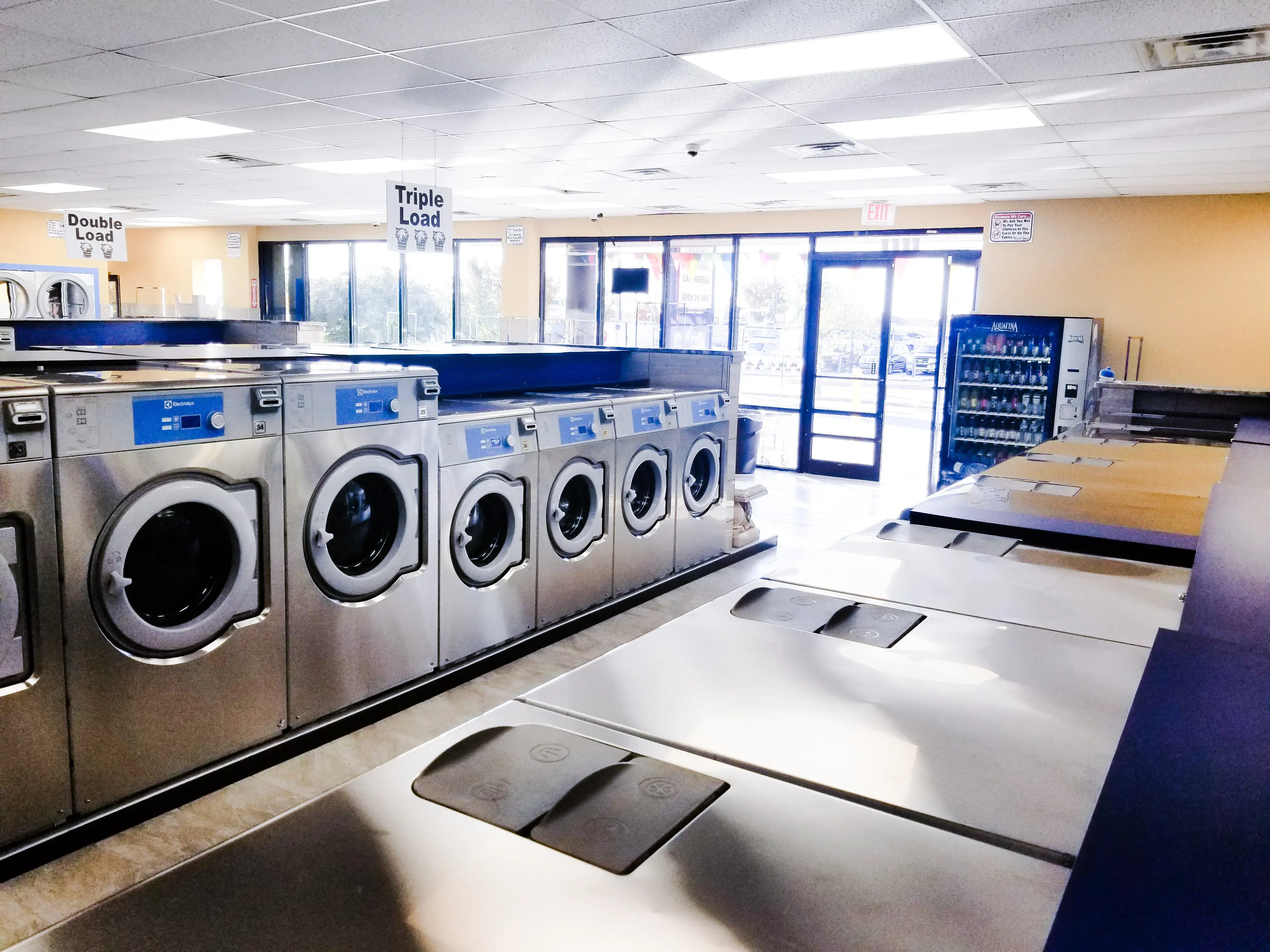 Chanan's Laundromat - Image 16