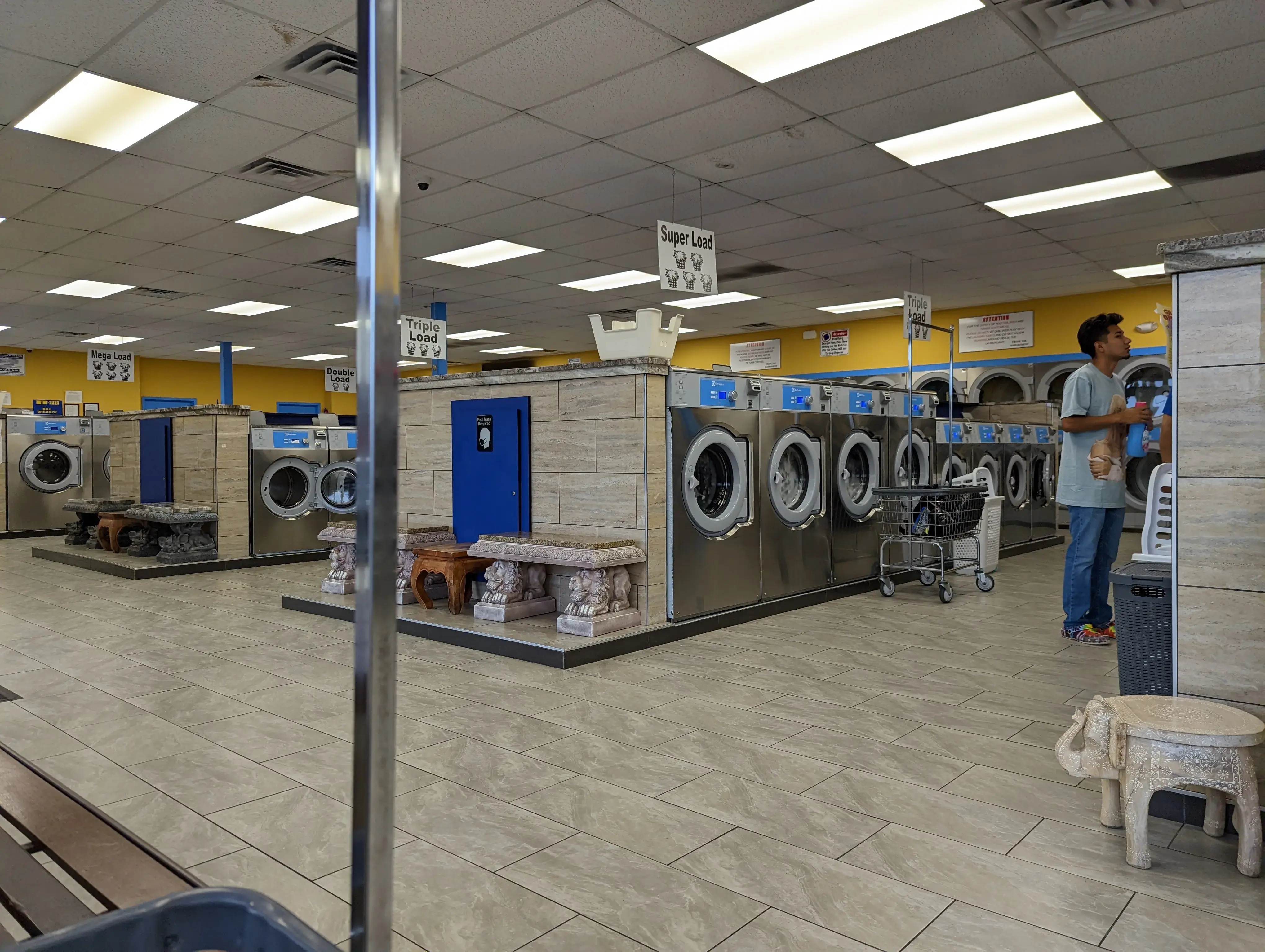 Chanan's Laundromat thumbnail 13
