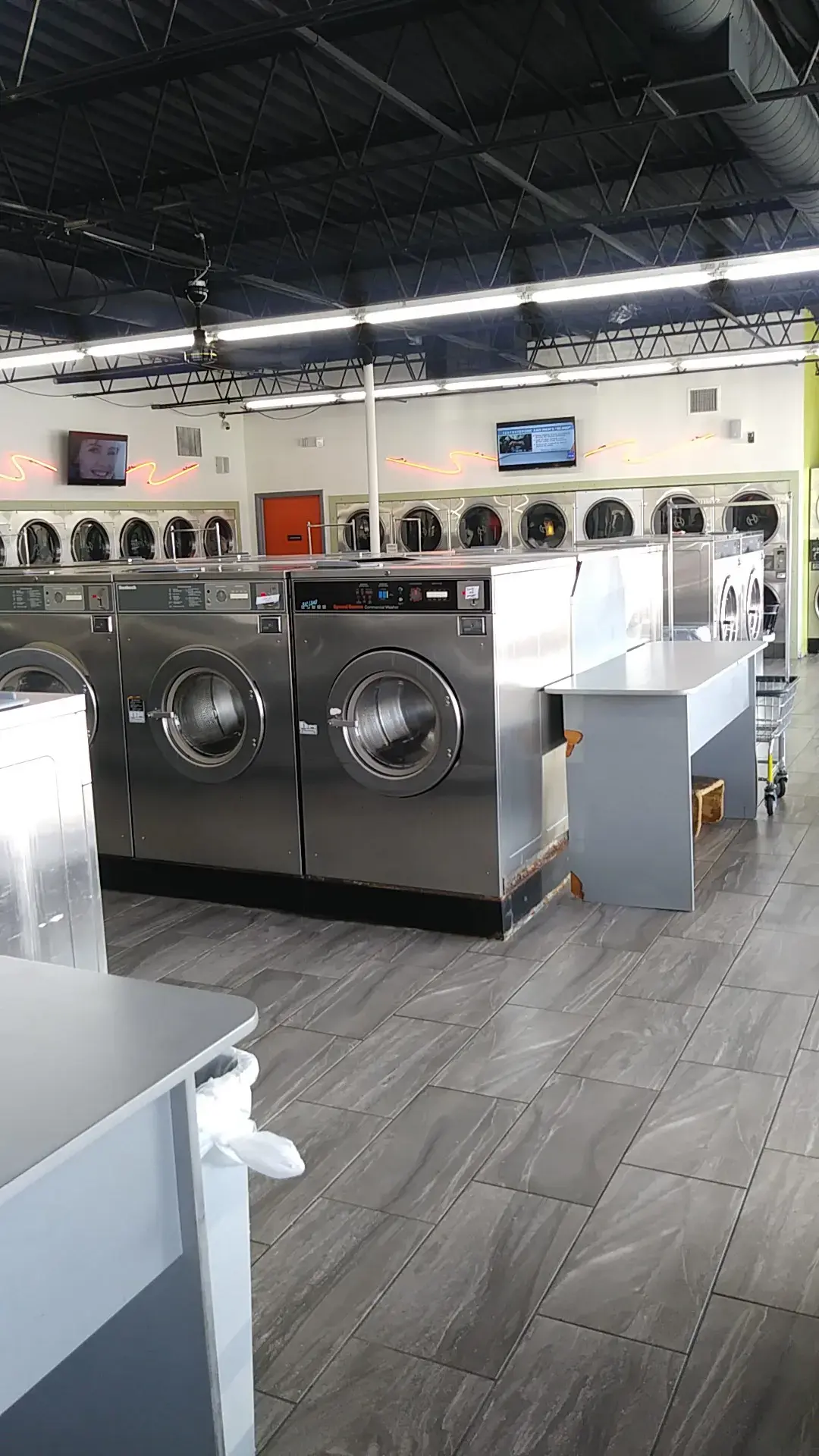 City Limits Laundry & Tanning - Image 12