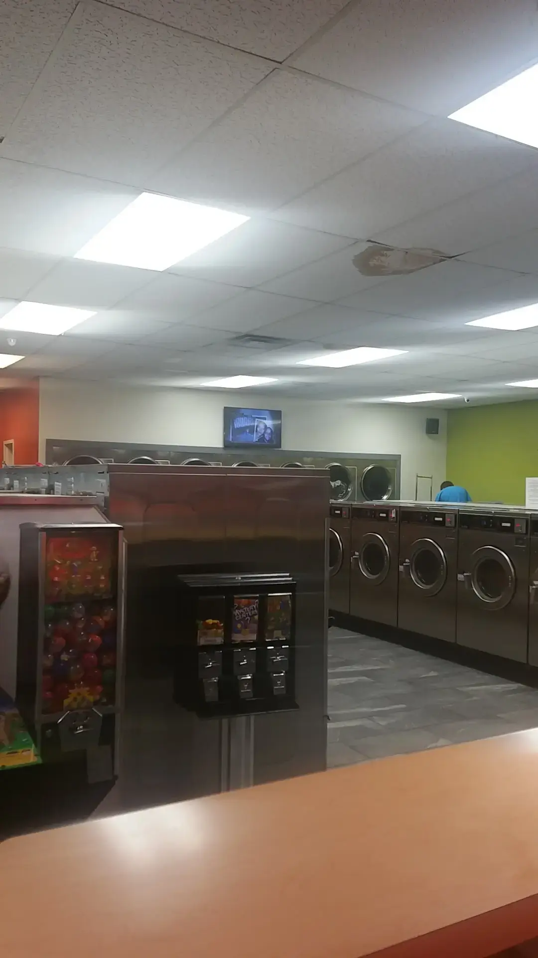 City Limits Laundry & Tanning - Image 10