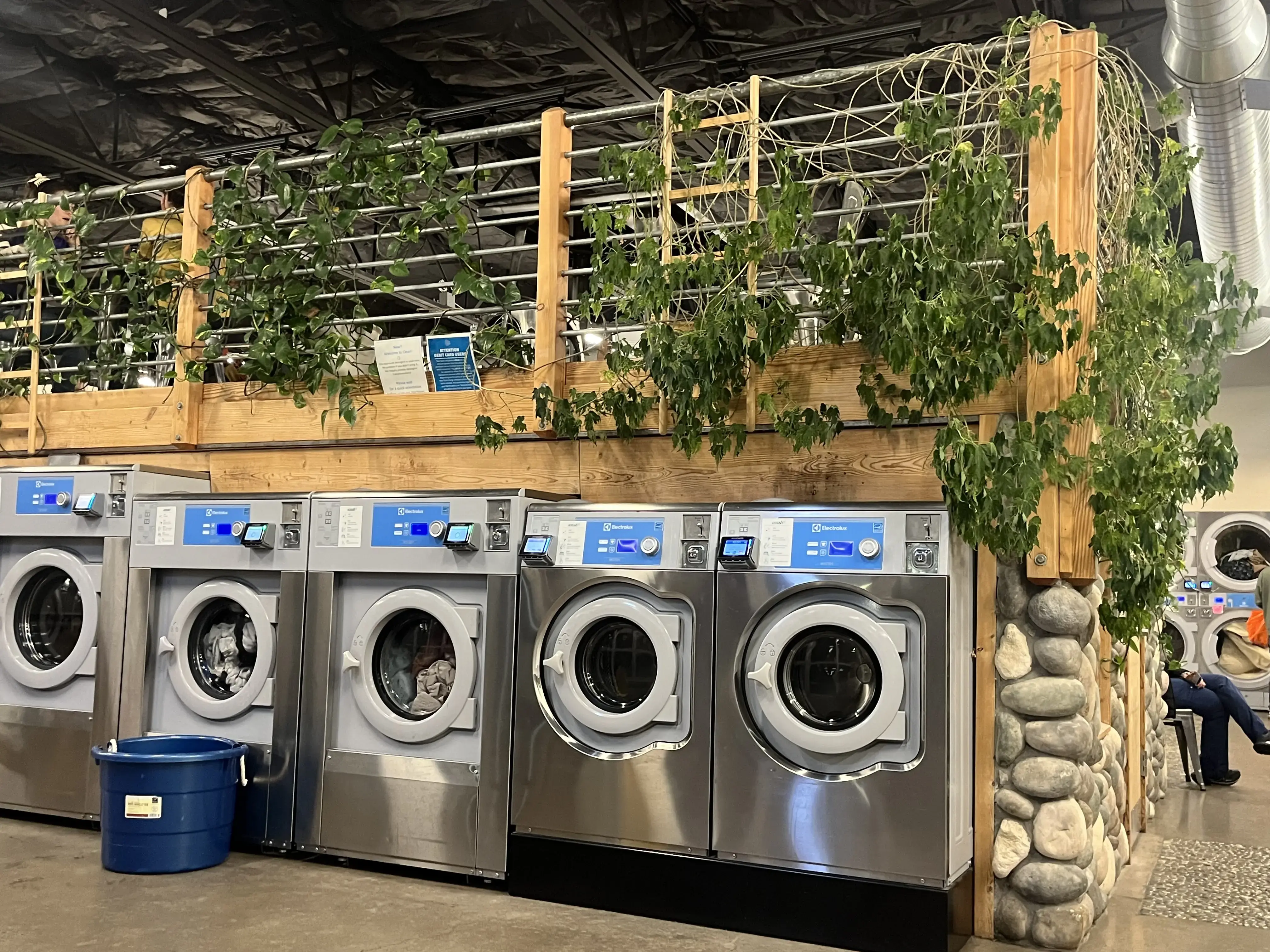 Clean Eugene Laundromat thumbnail 3
