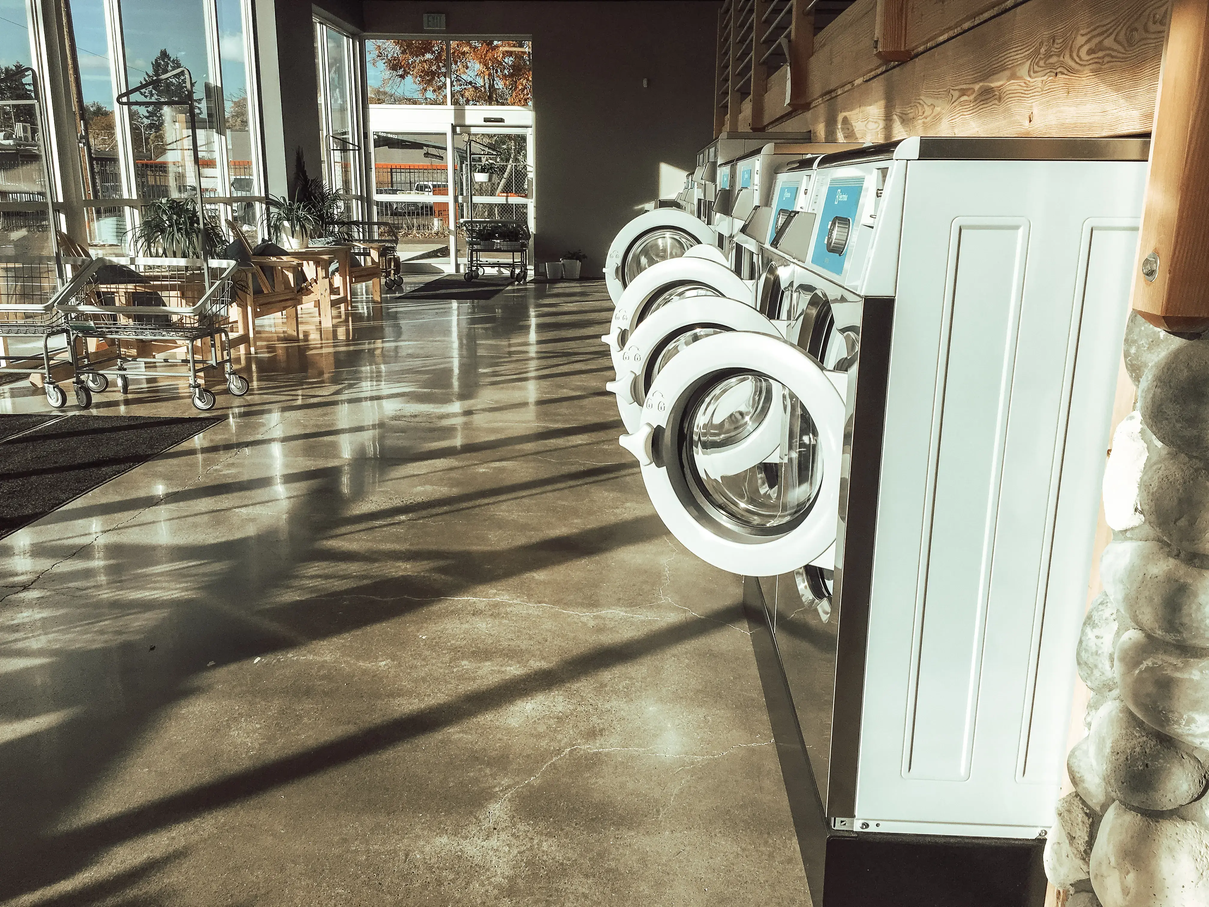 Clean Eugene Laundromat - Image 11