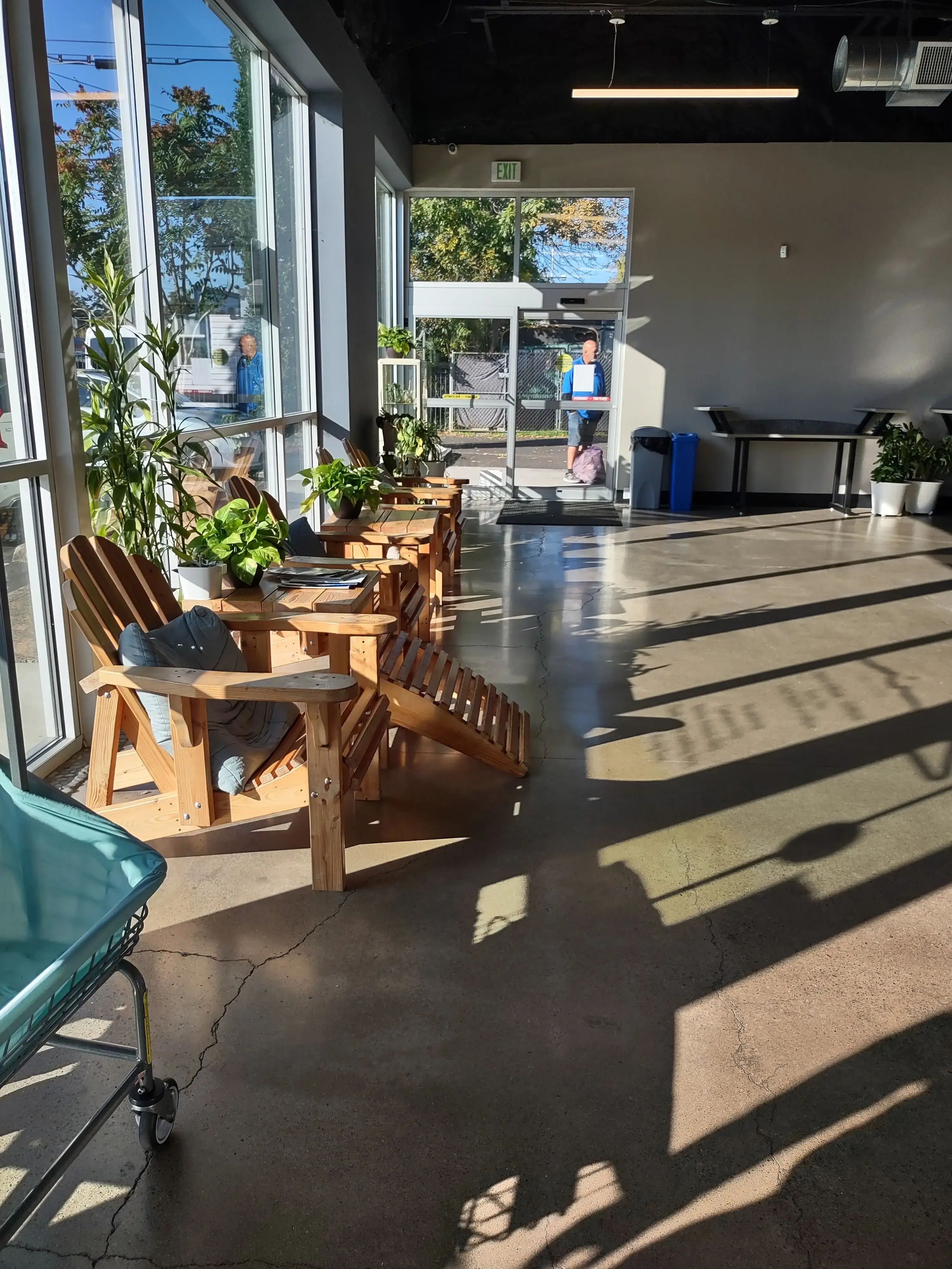 Clean Eugene Laundromat - Image 14