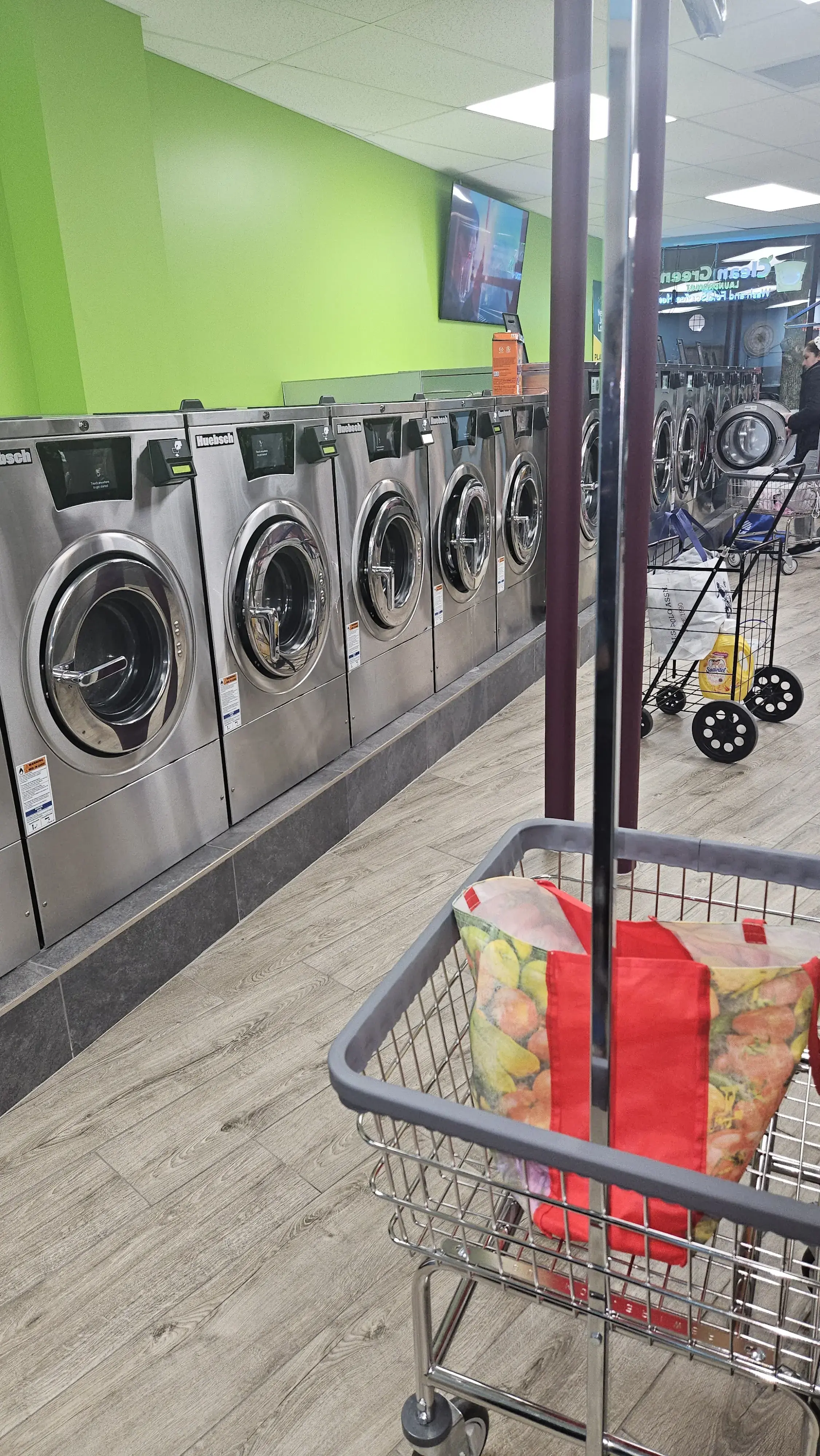Clean Green Laundromat thumbnail 14