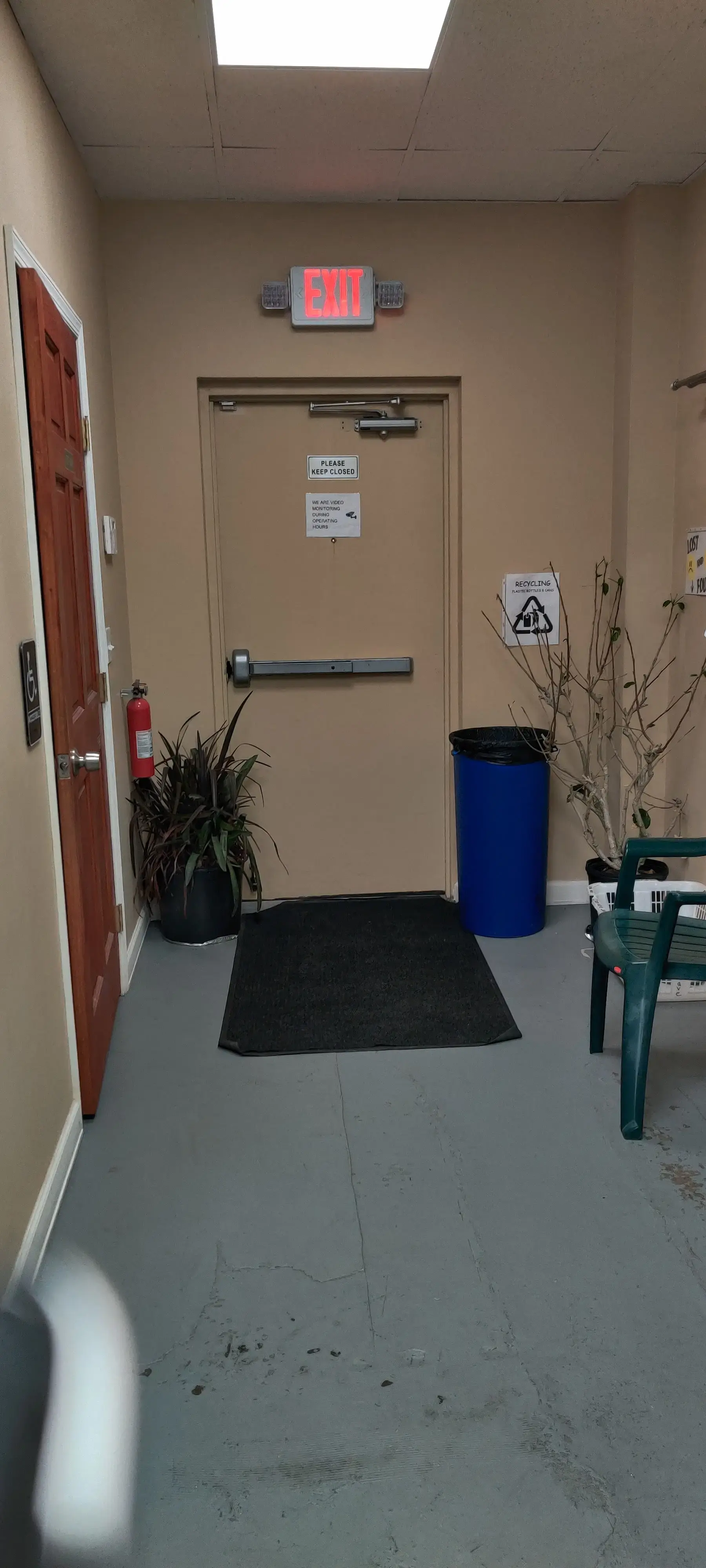 Clean Wave Laundromat - Image 18