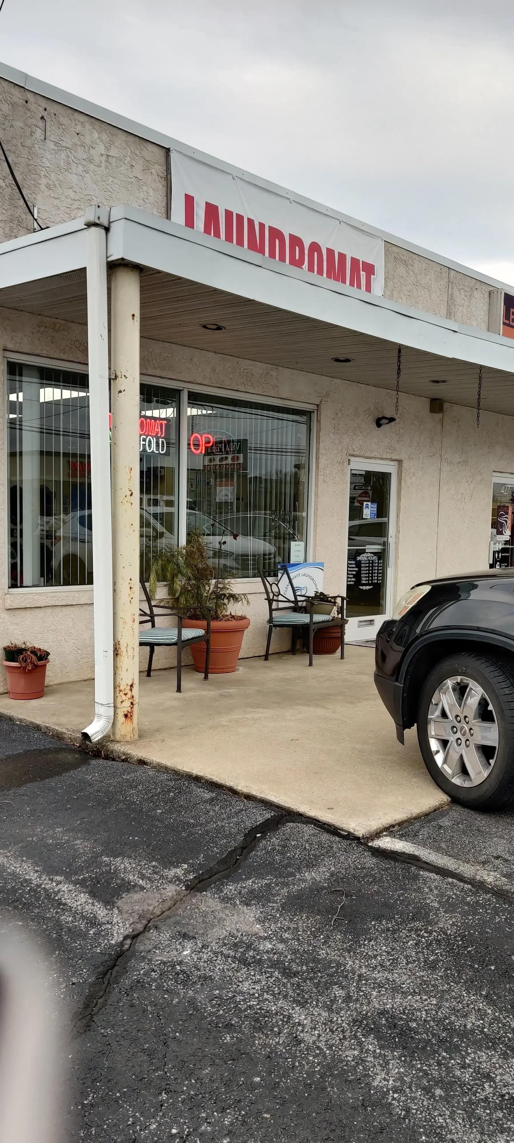 Clean Wave Laundromat - Image 11