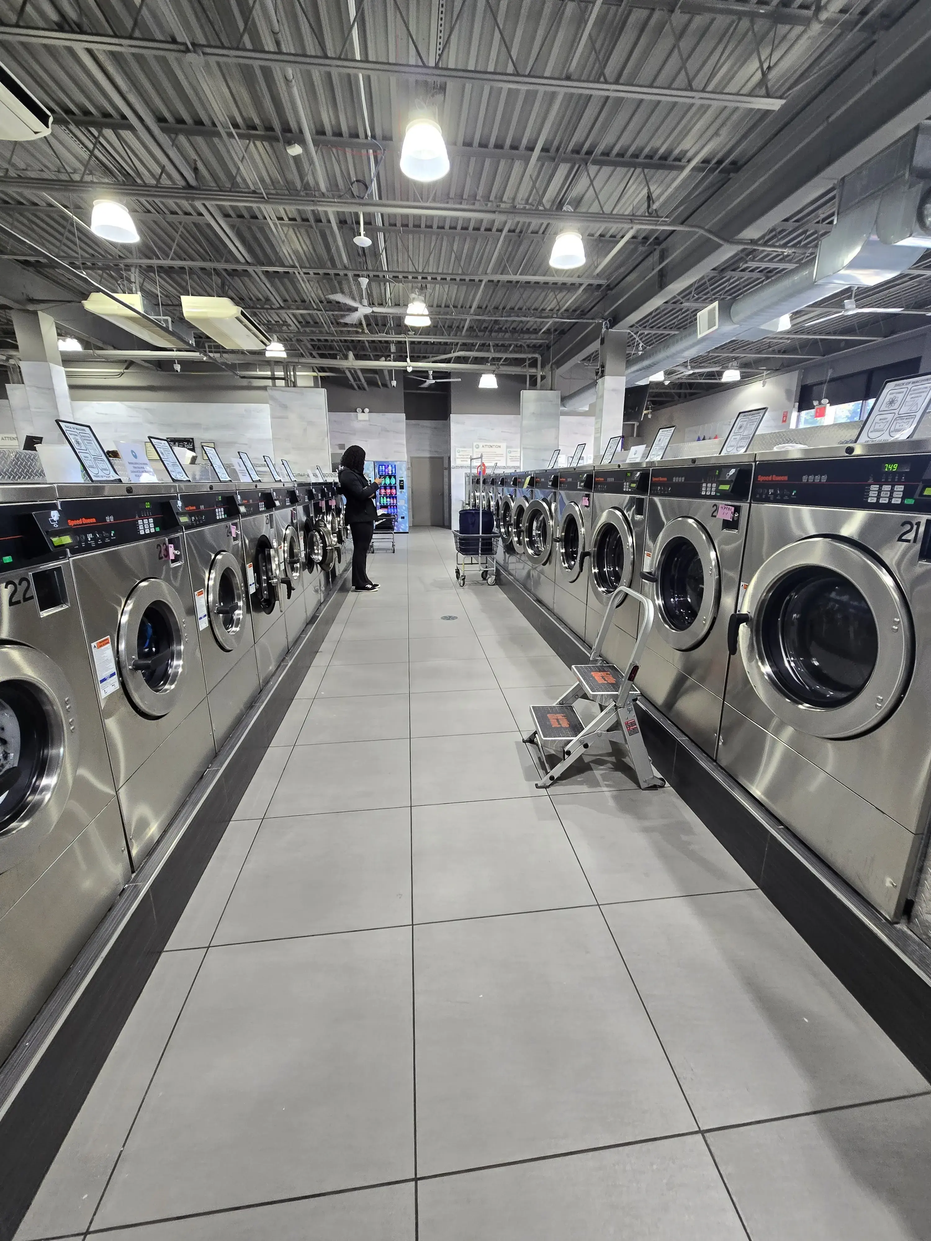 CleanFresh Laundromat - Image 3