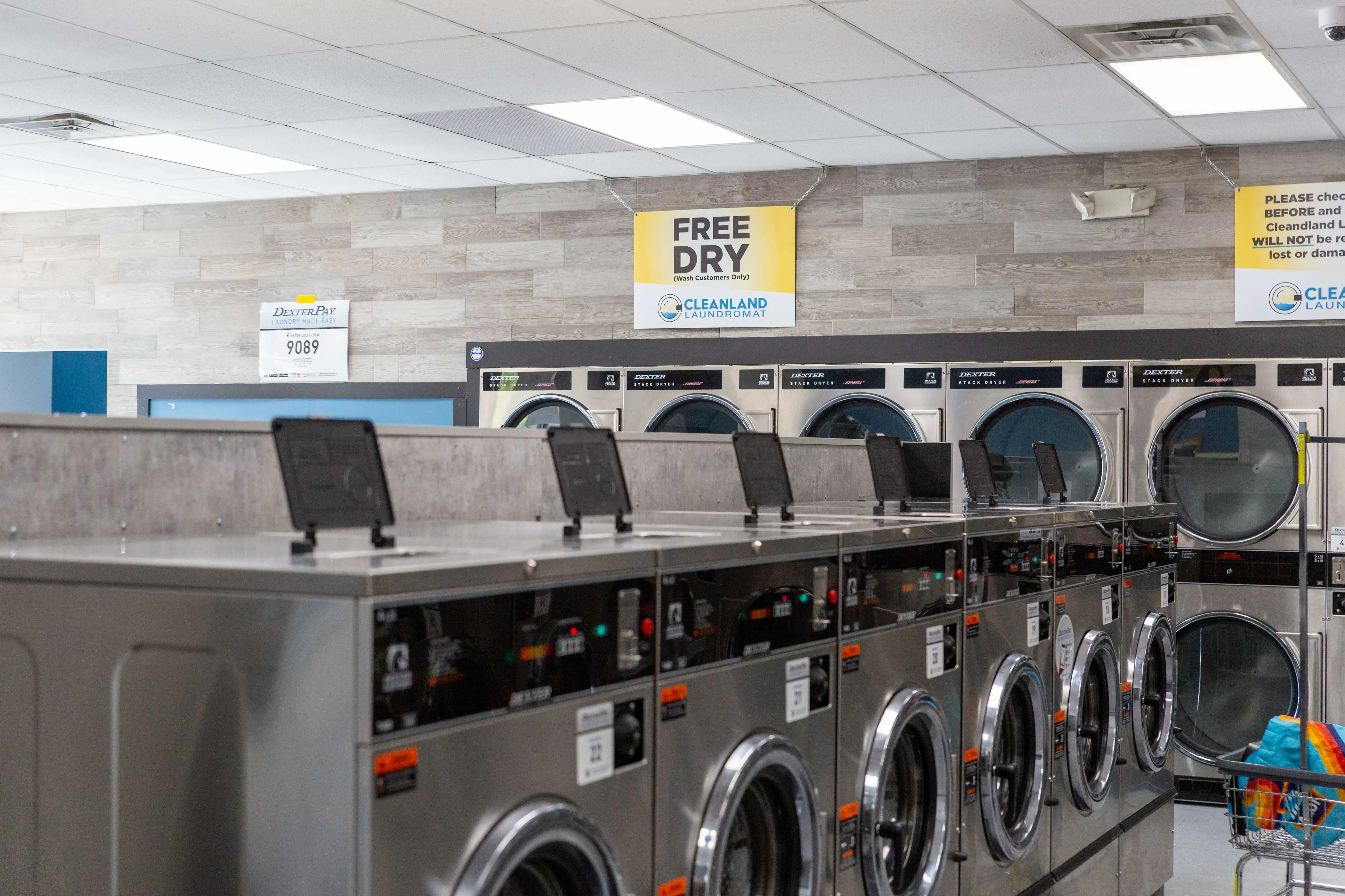 Cleanland Laundromat - Image 19