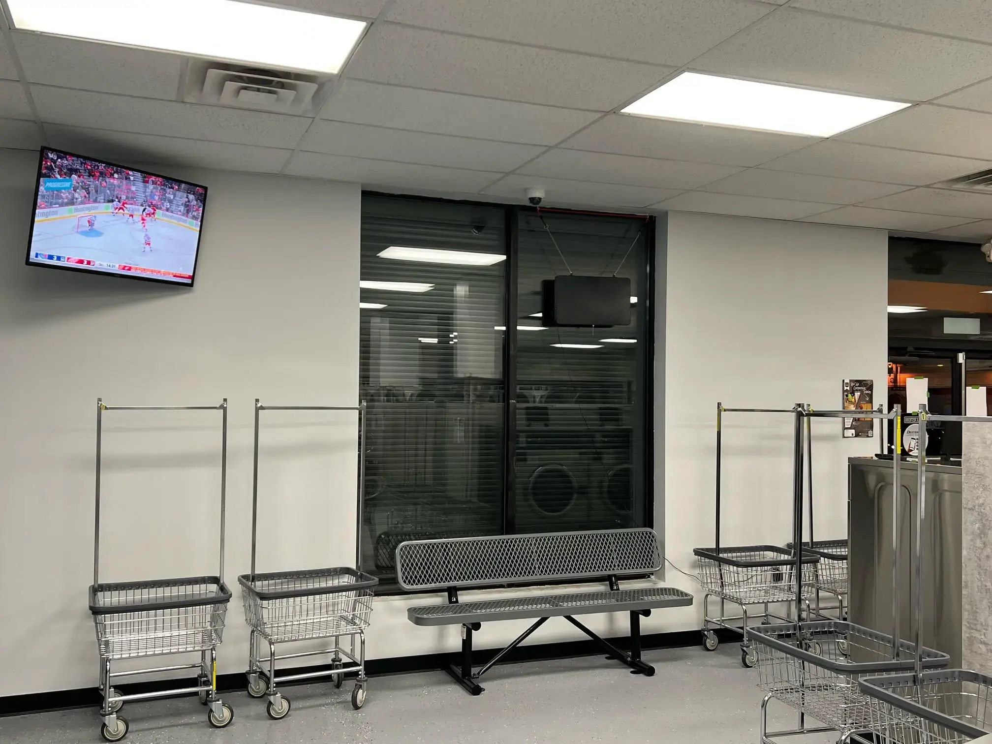 Cleanland Laundromat - Image 5