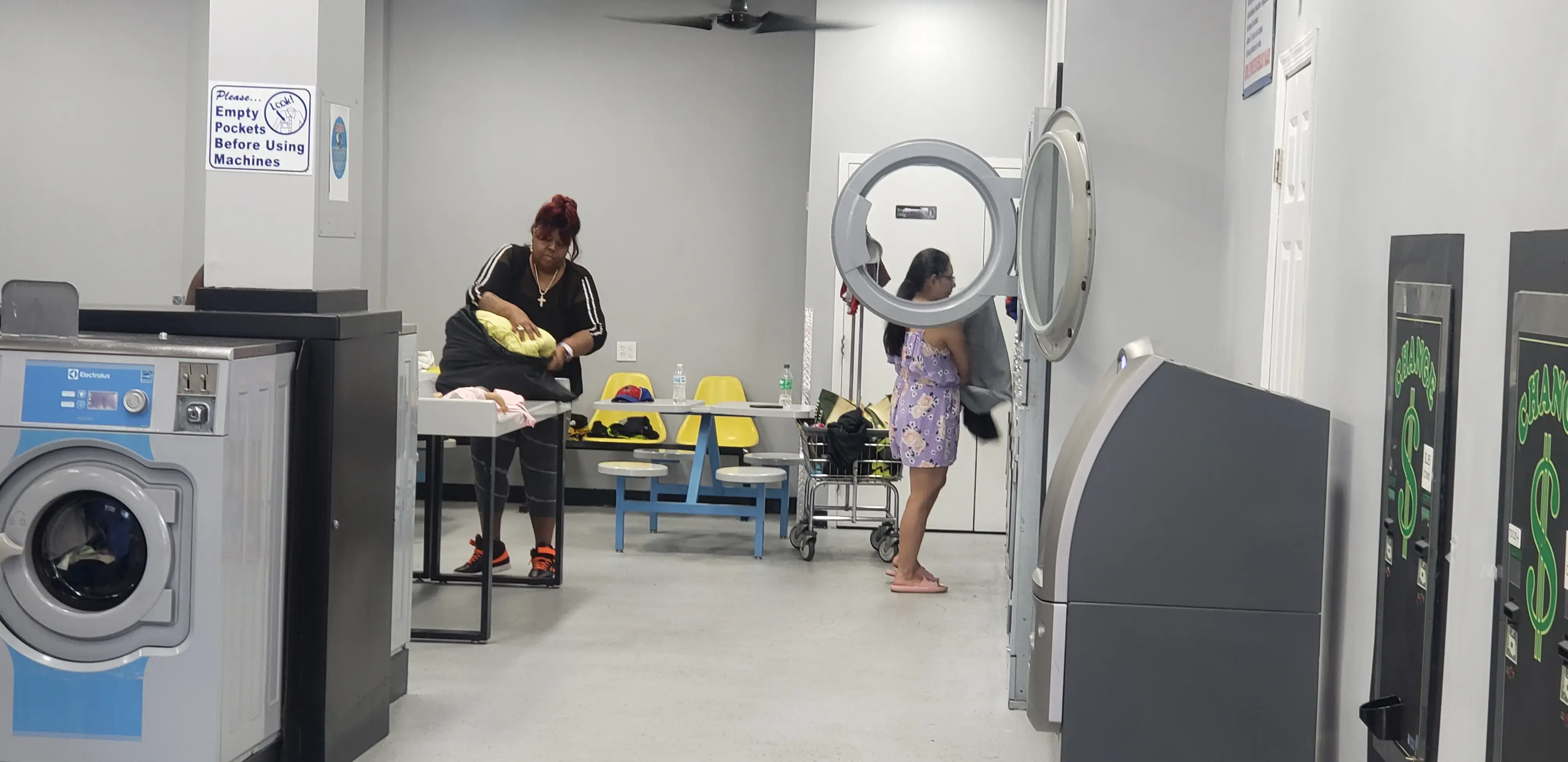 CleanMAX Laundromat - Image 15