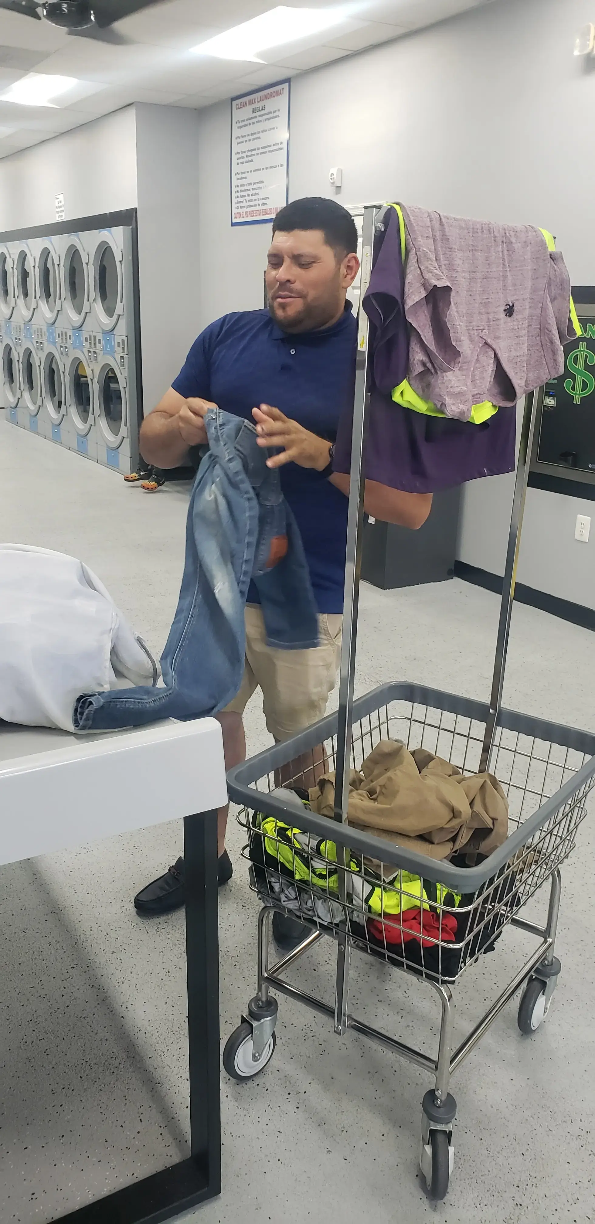 CleanMAX Laundromat - Image 17
