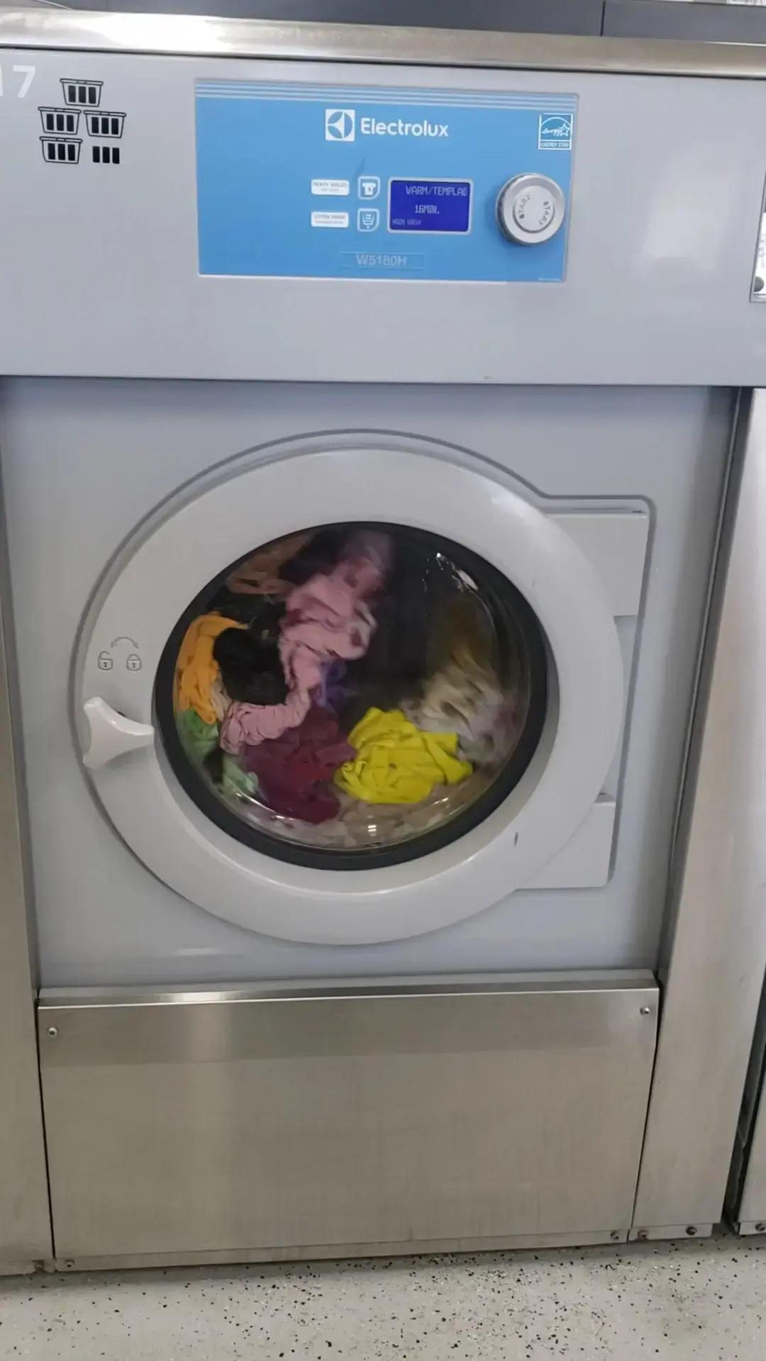 CleanMAX Laundromat - Image 9