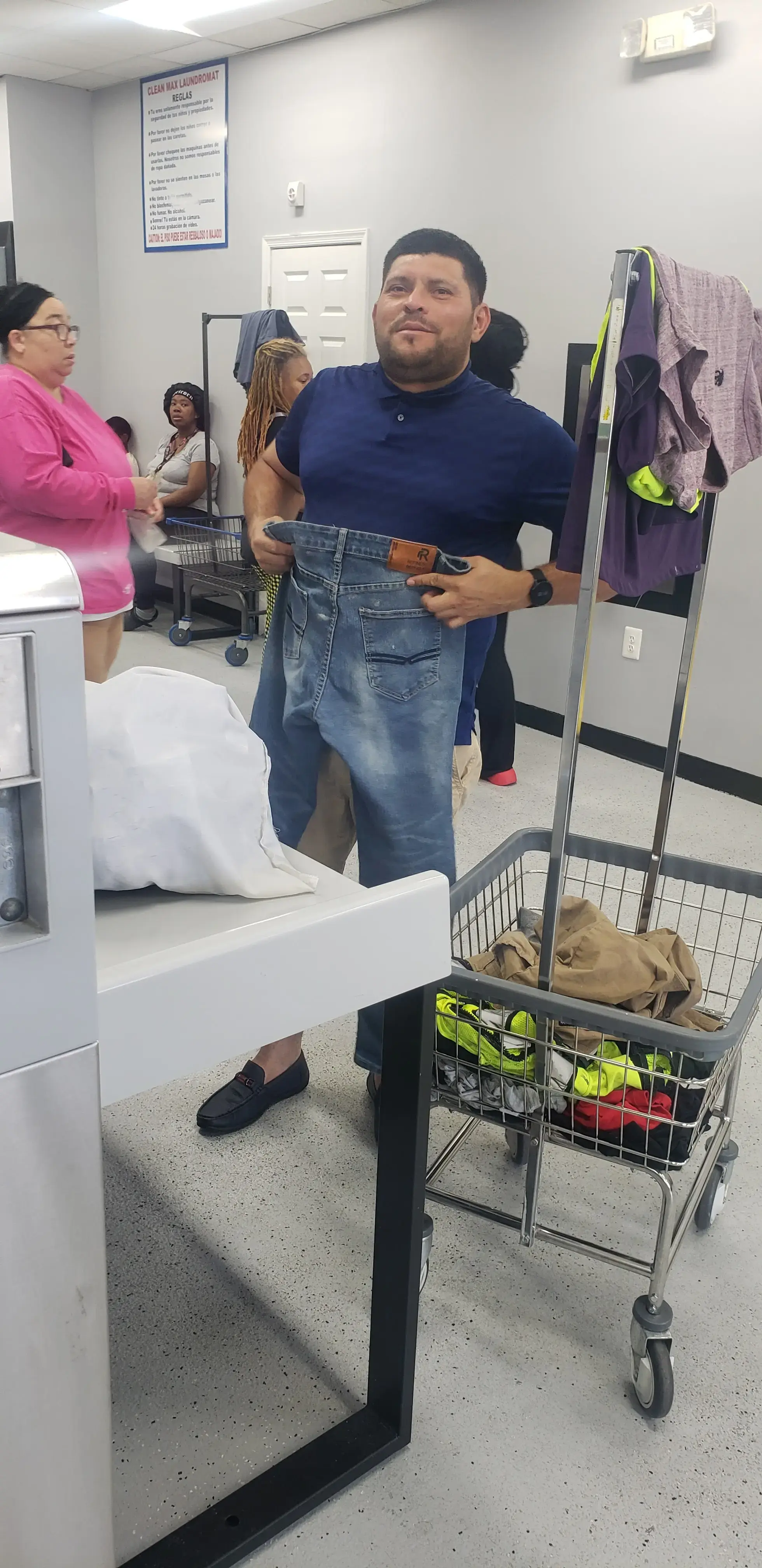 CleanMAX Laundromat - Image 4