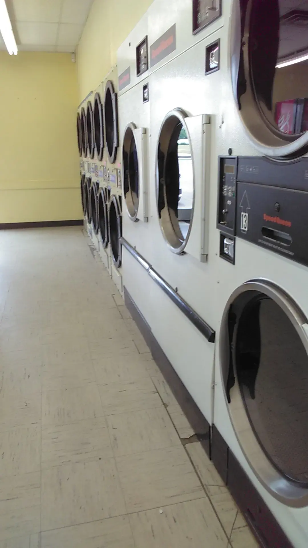 Clothesline Laundromat at Poinciana - Image 14