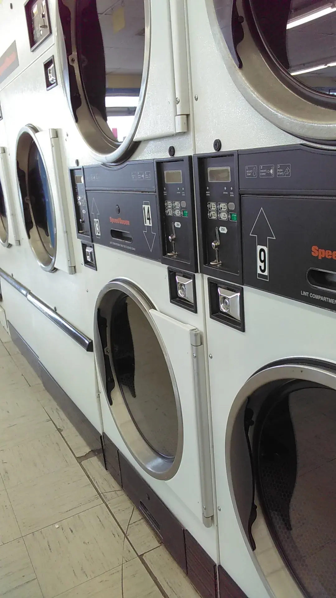 Clothesline Laundromat at Poinciana - Image 15