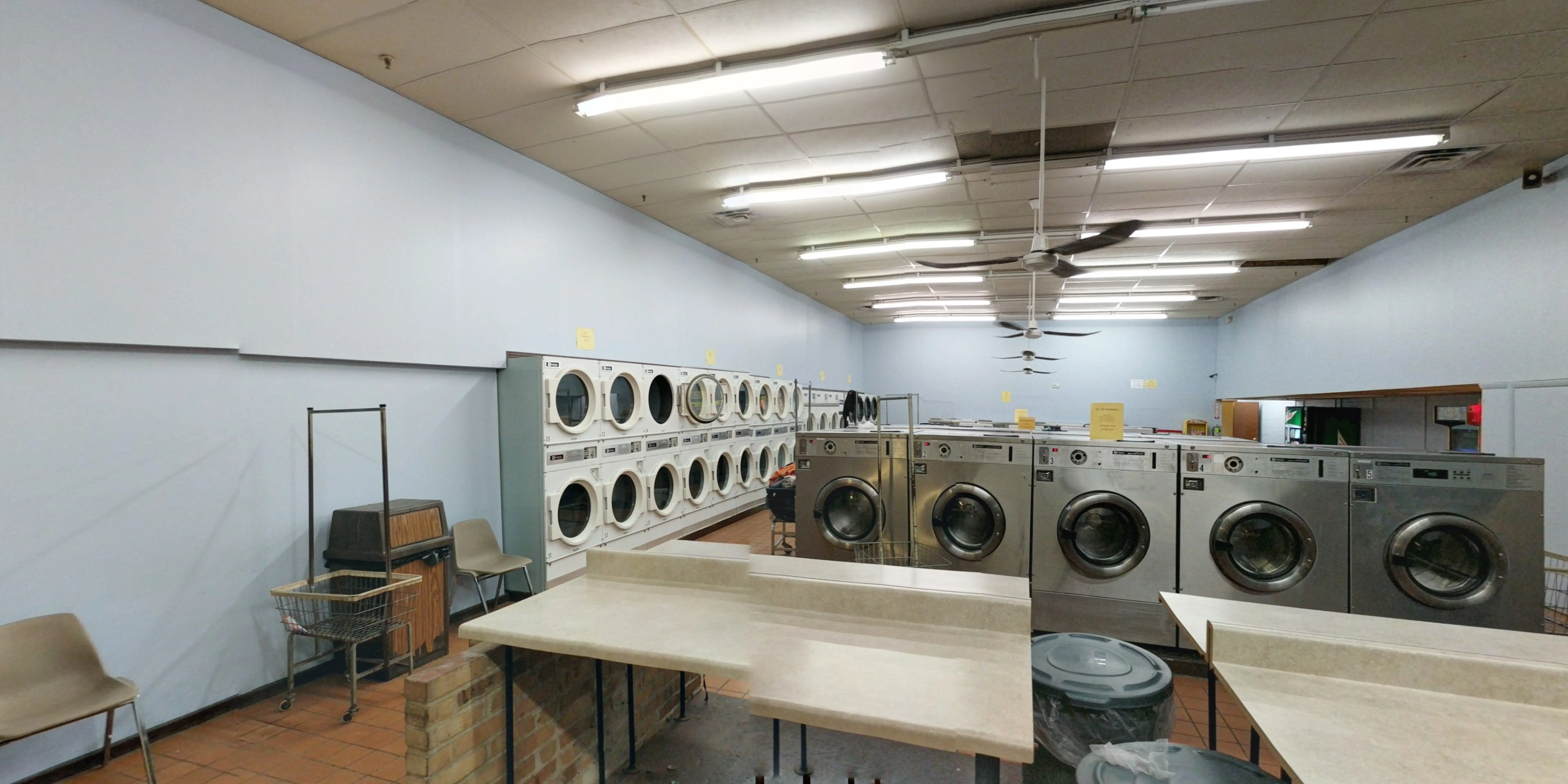 Clothesline Laundromat - Image 10