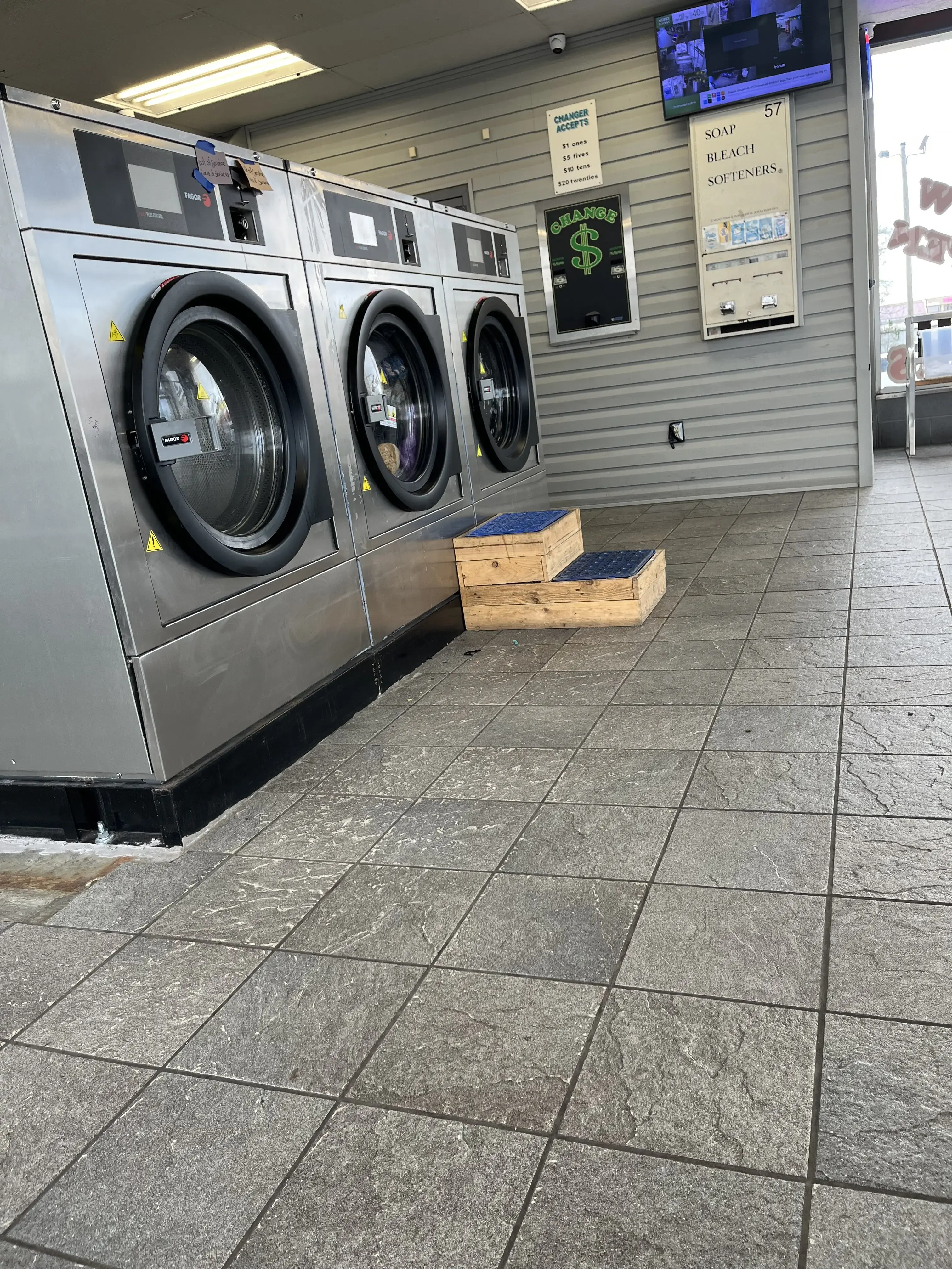Coin Laundry - Image 7