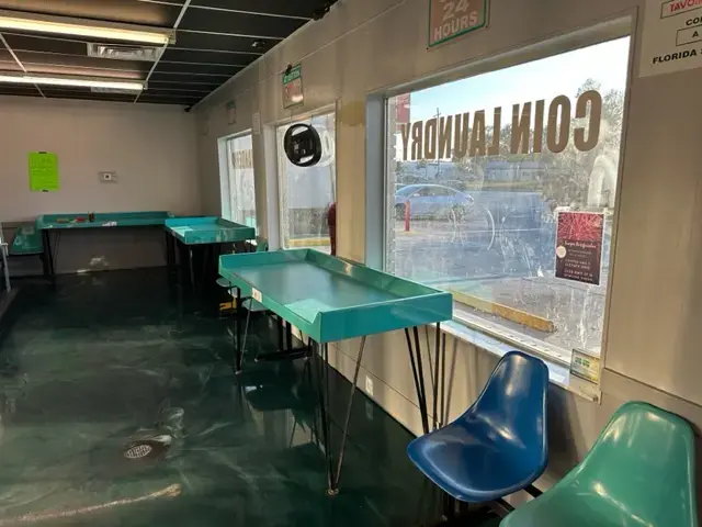Coin Laundry - Image 3