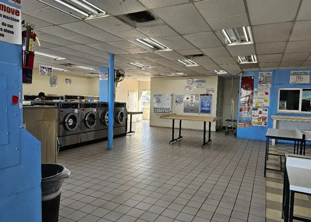 Coin Laundry - Image 6
