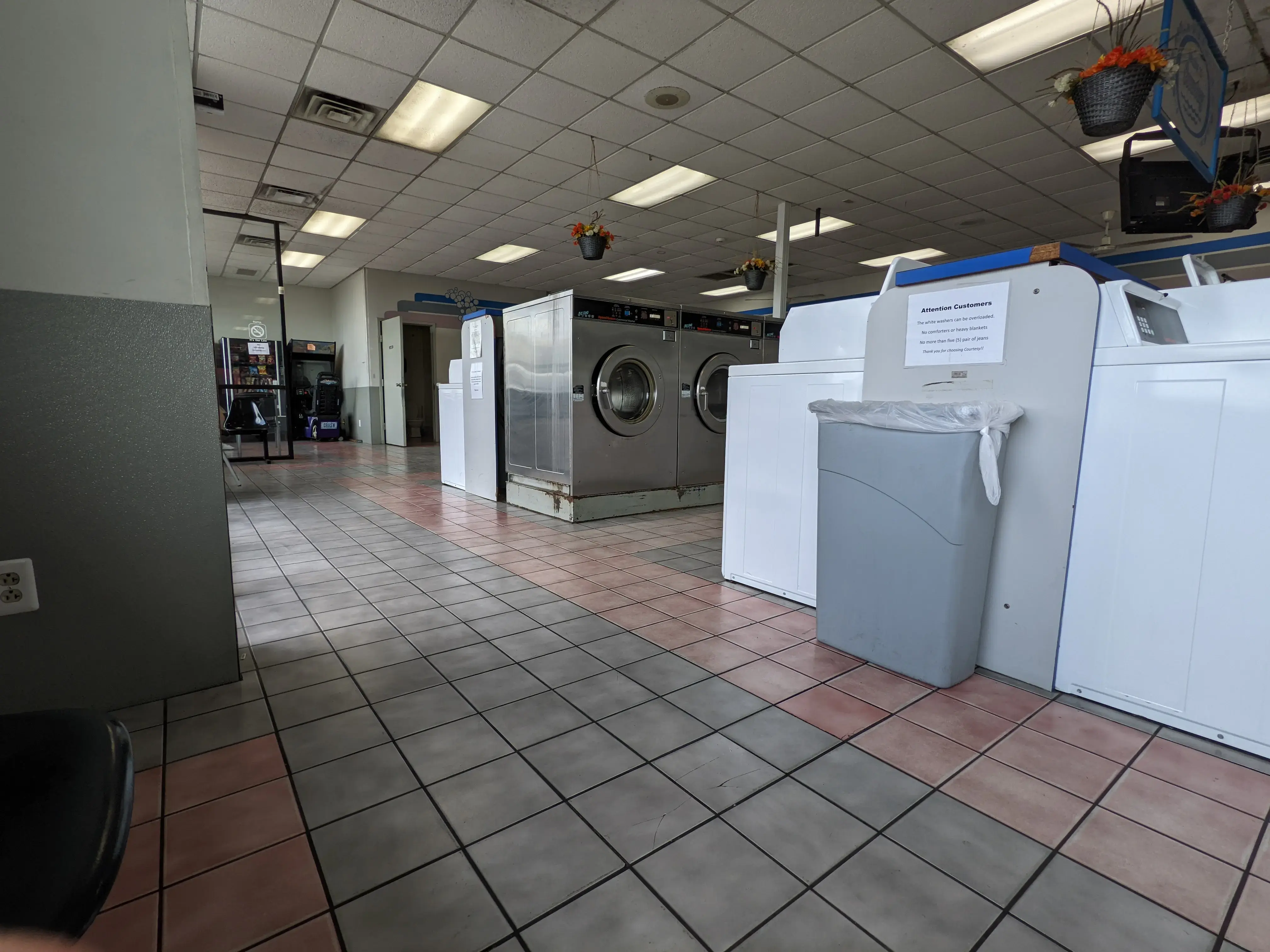 Coin Laundry - Image 6