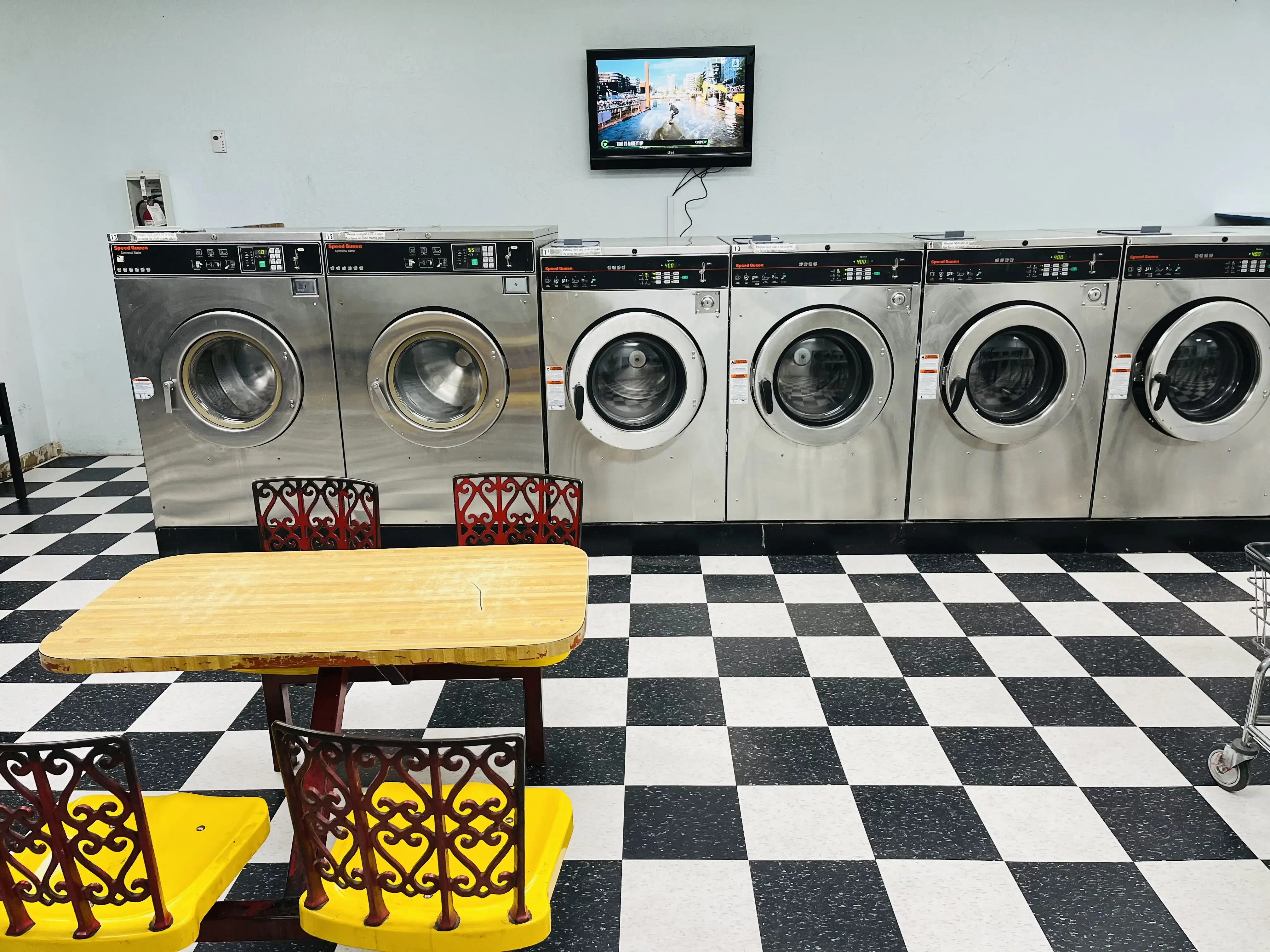 Coin Laundry on 27th - Image 2