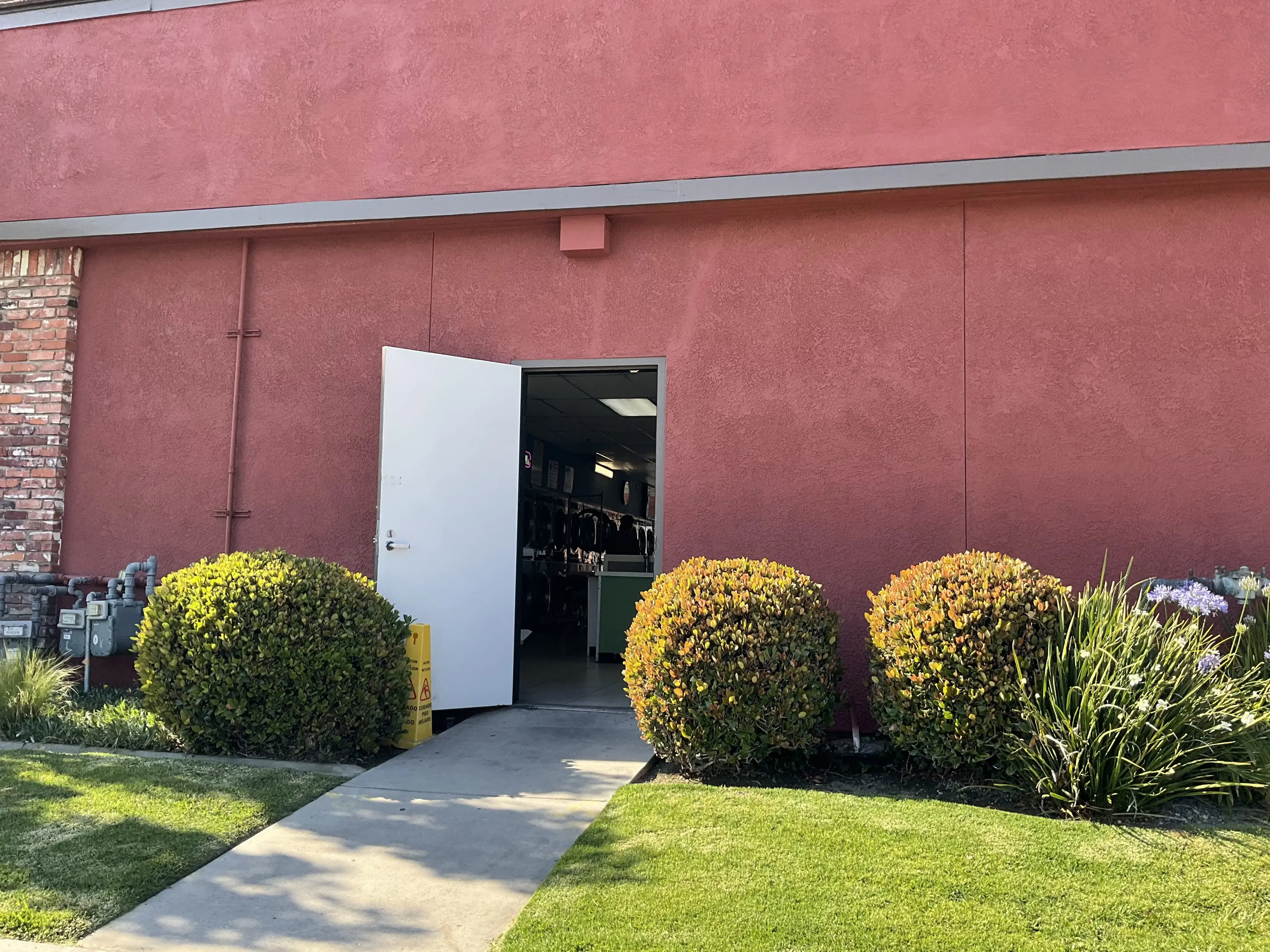 Coin Laundry - Image 6