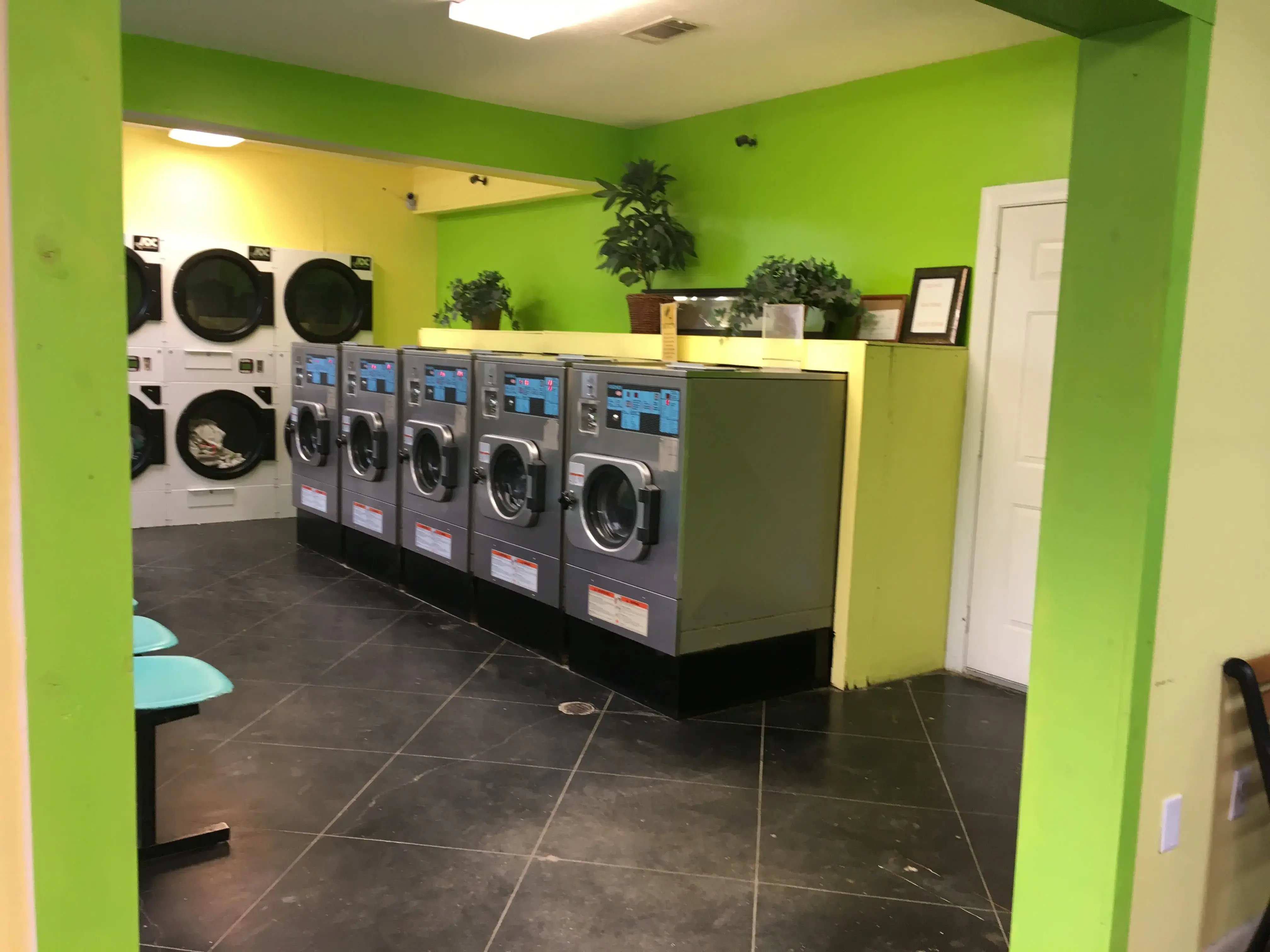 COIN-OP LAUNDRY - Image 20